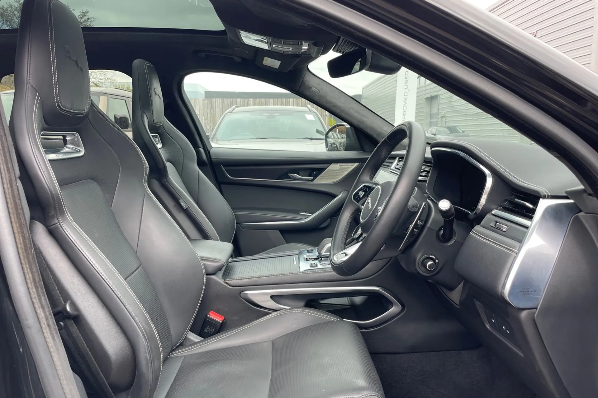 Jaguar F-PACE thumbnail image number 35