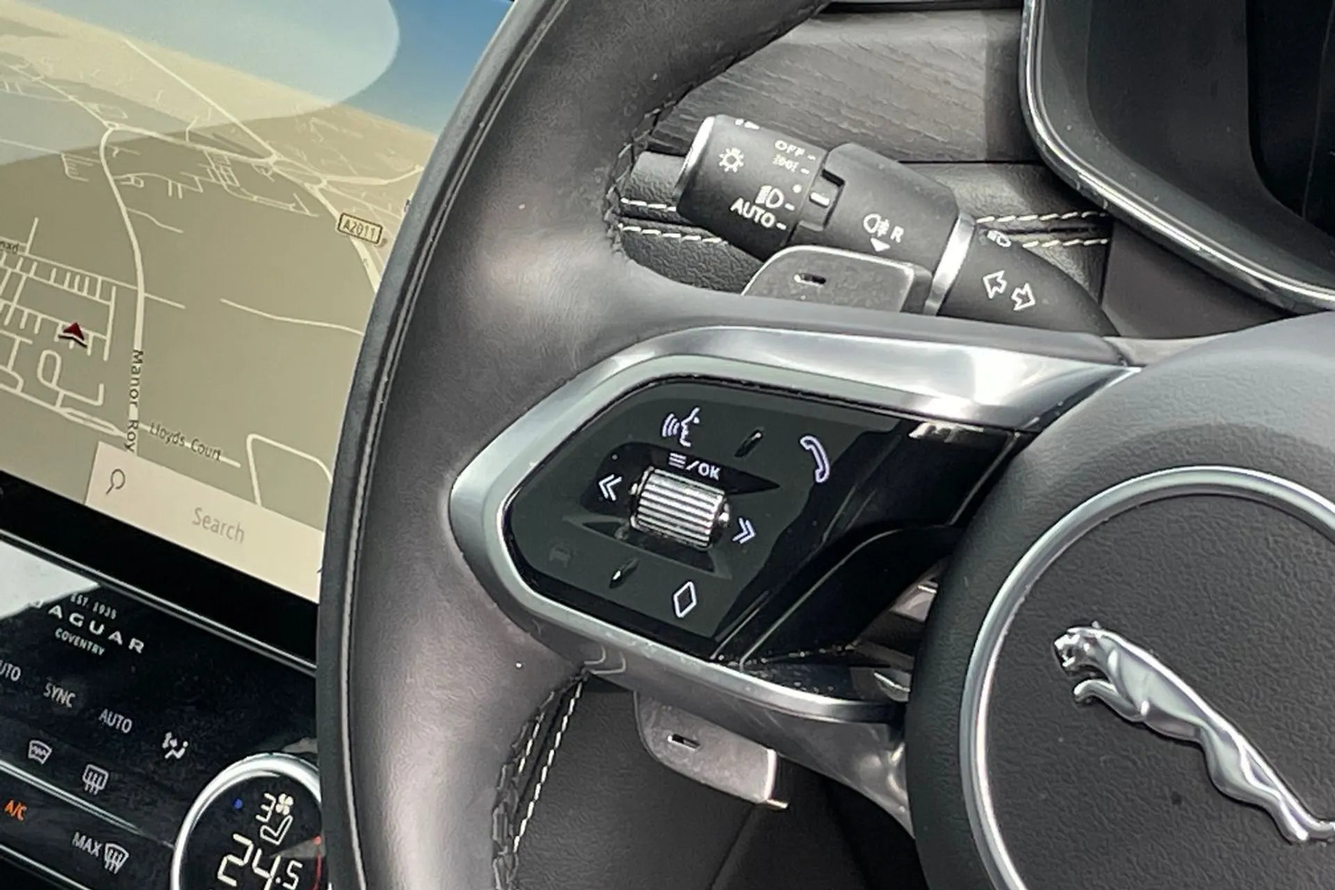 Jaguar F-PACE thumbnail image number 41