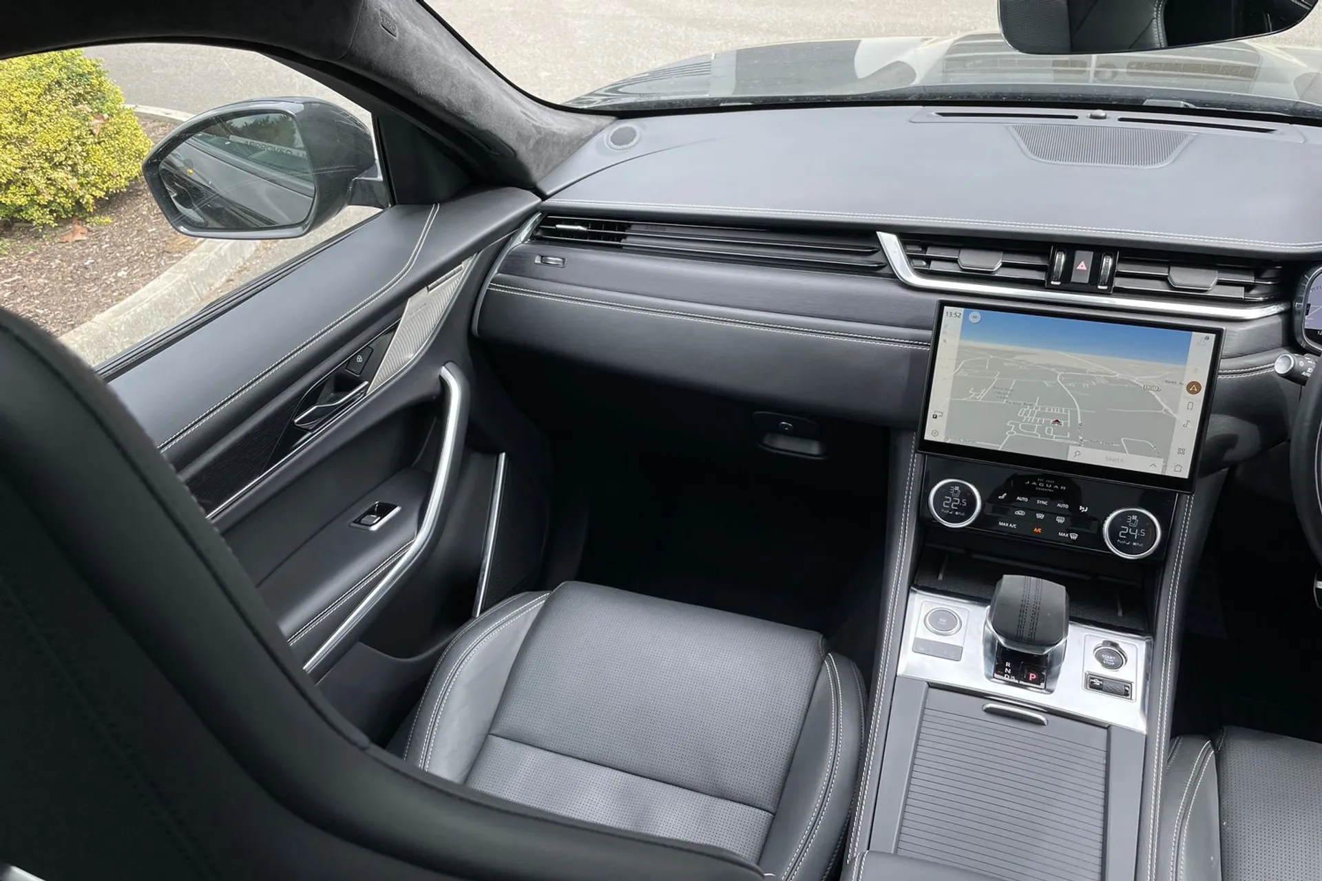 Jaguar F-PACE thumbnail image number 15