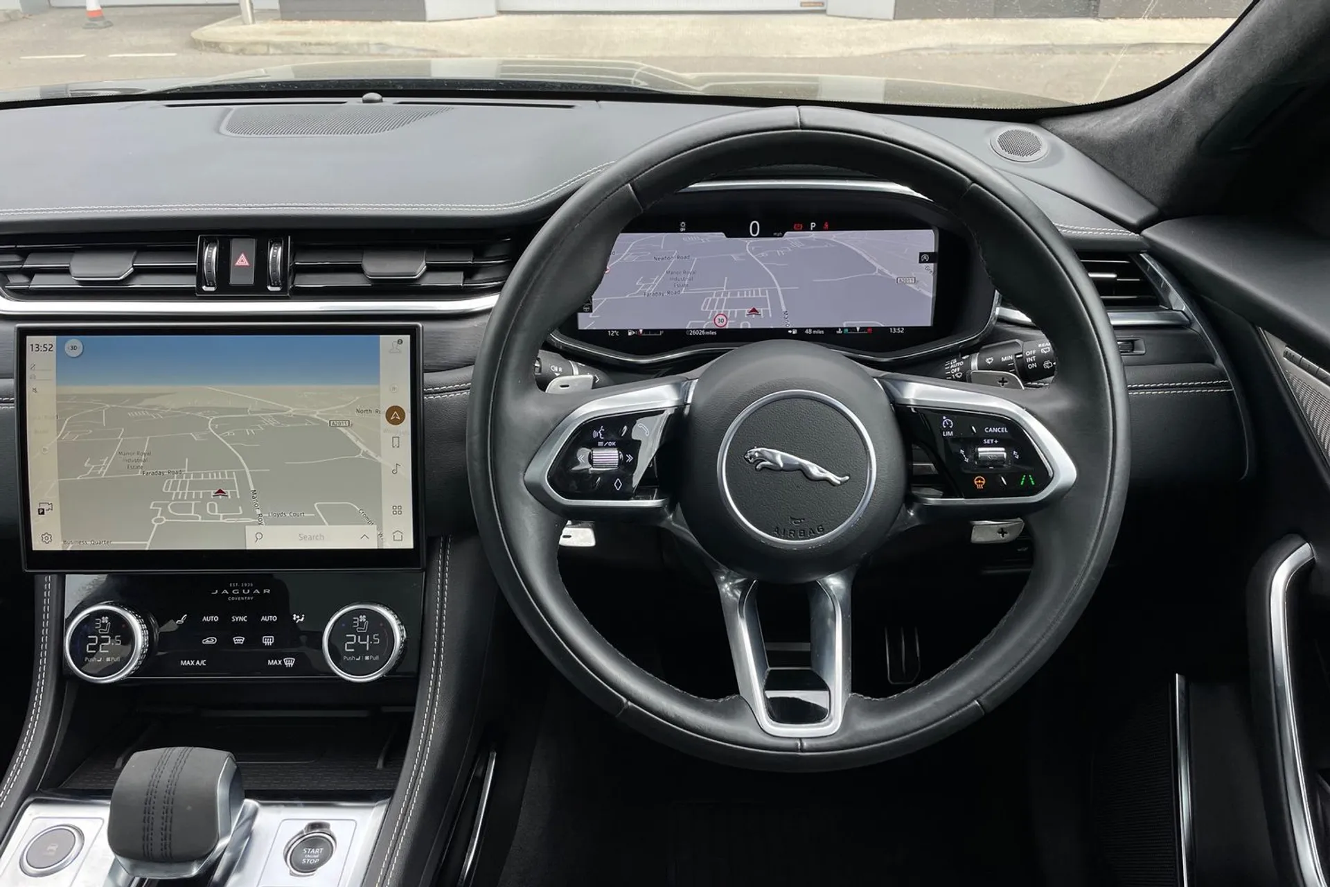 Jaguar F-PACE thumbnail image number 17