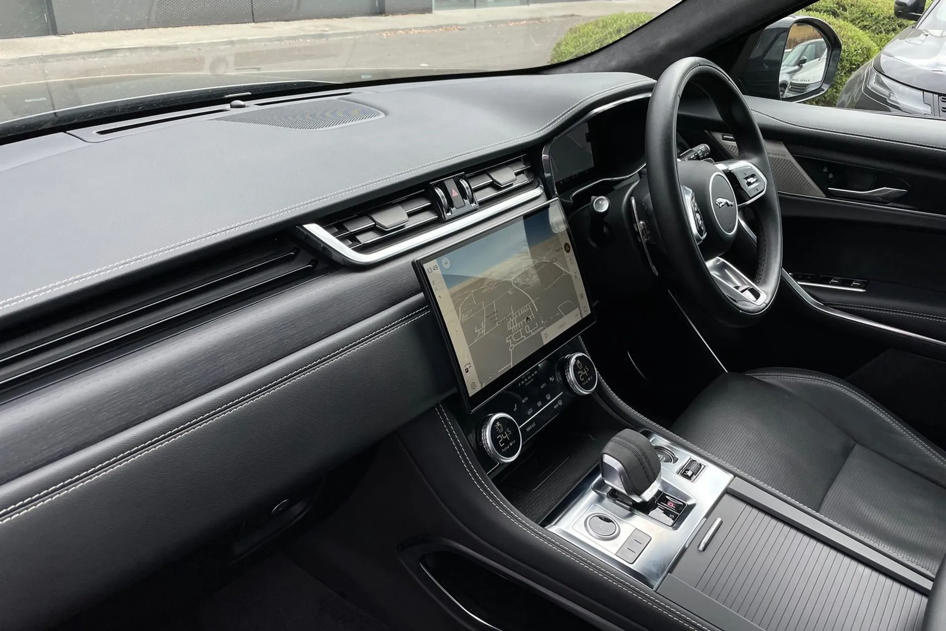 Jaguar F-PACE thumbnail image number 39
