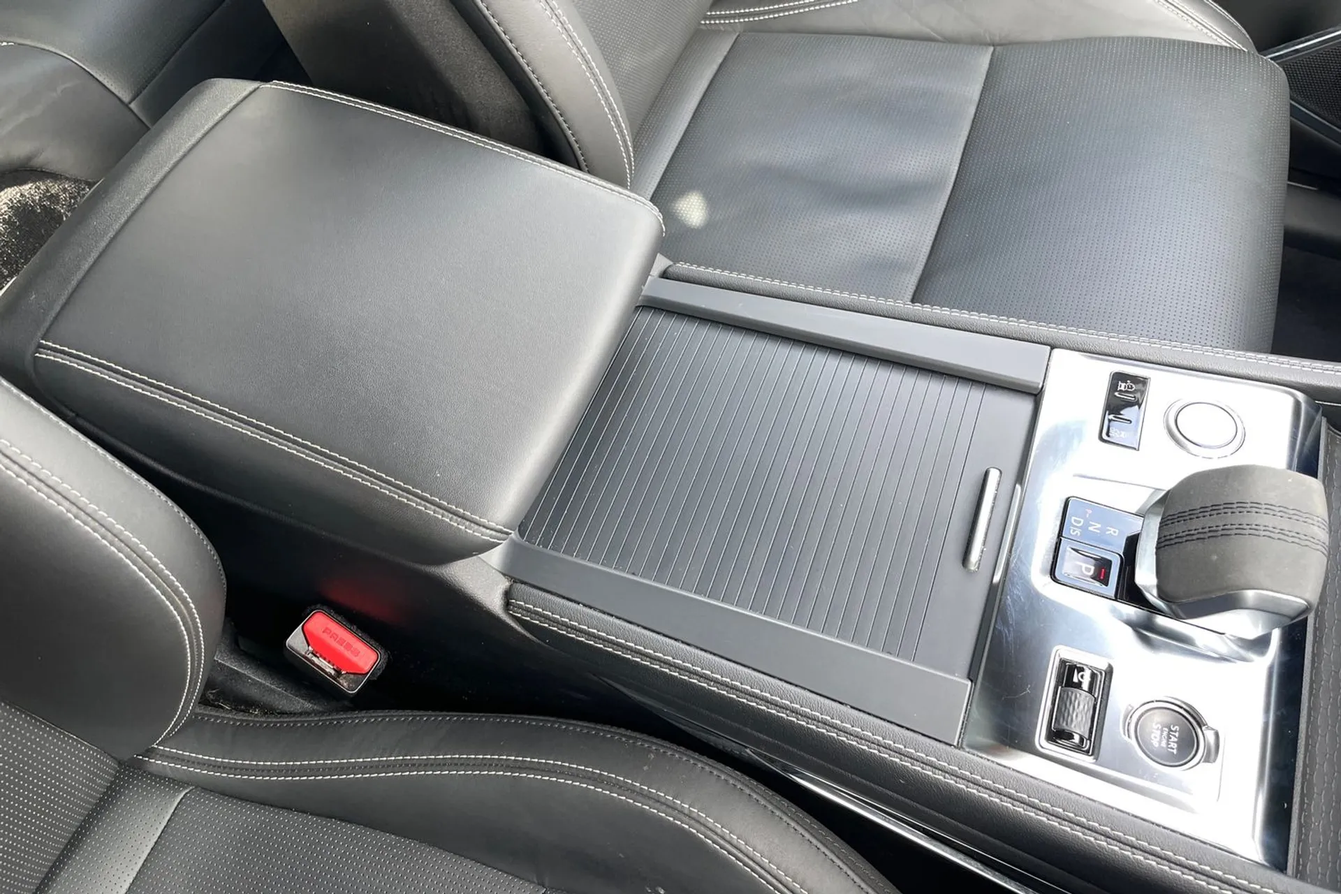 Jaguar F-PACE thumbnail image number 38