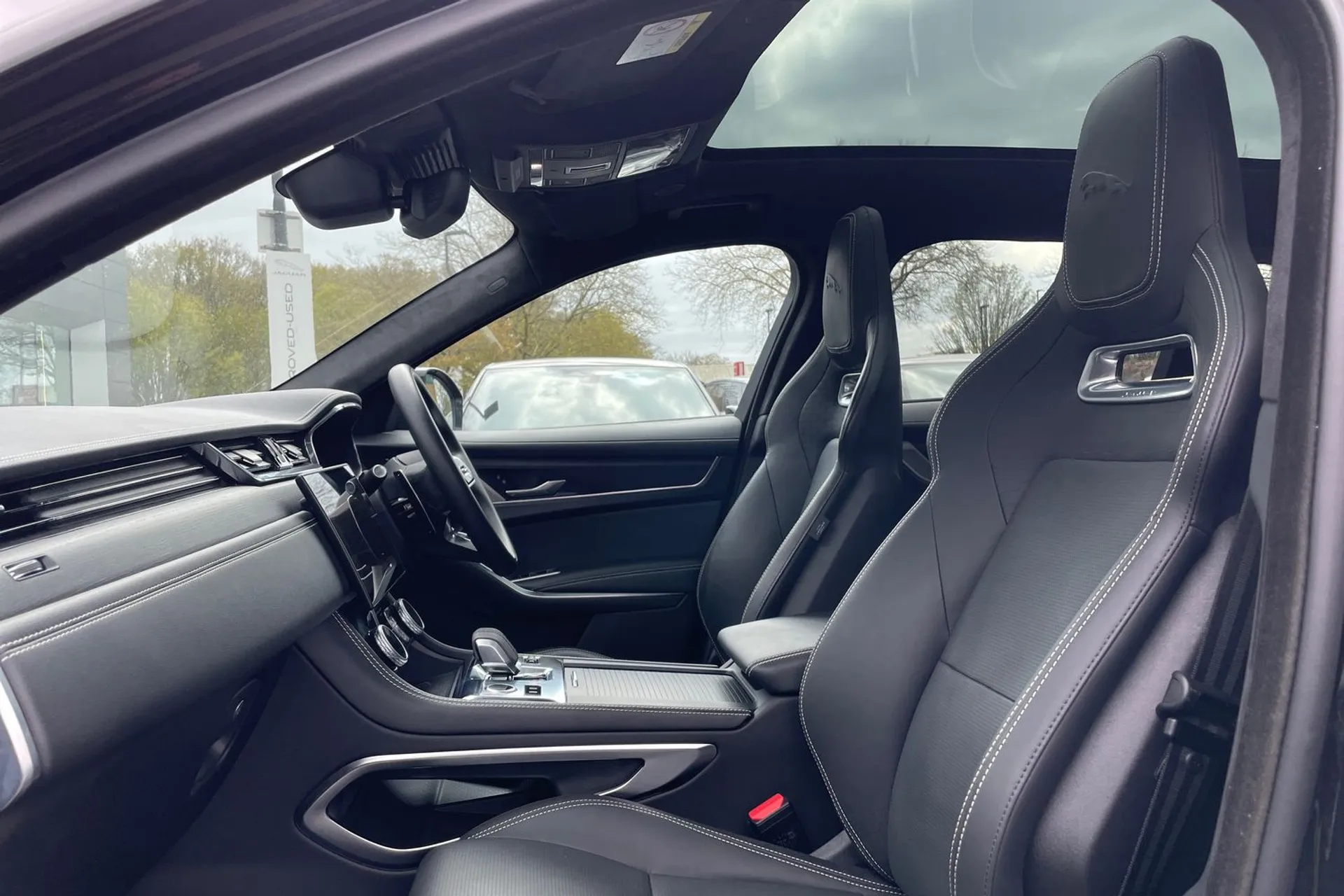 Jaguar F-PACE thumbnail image number 40