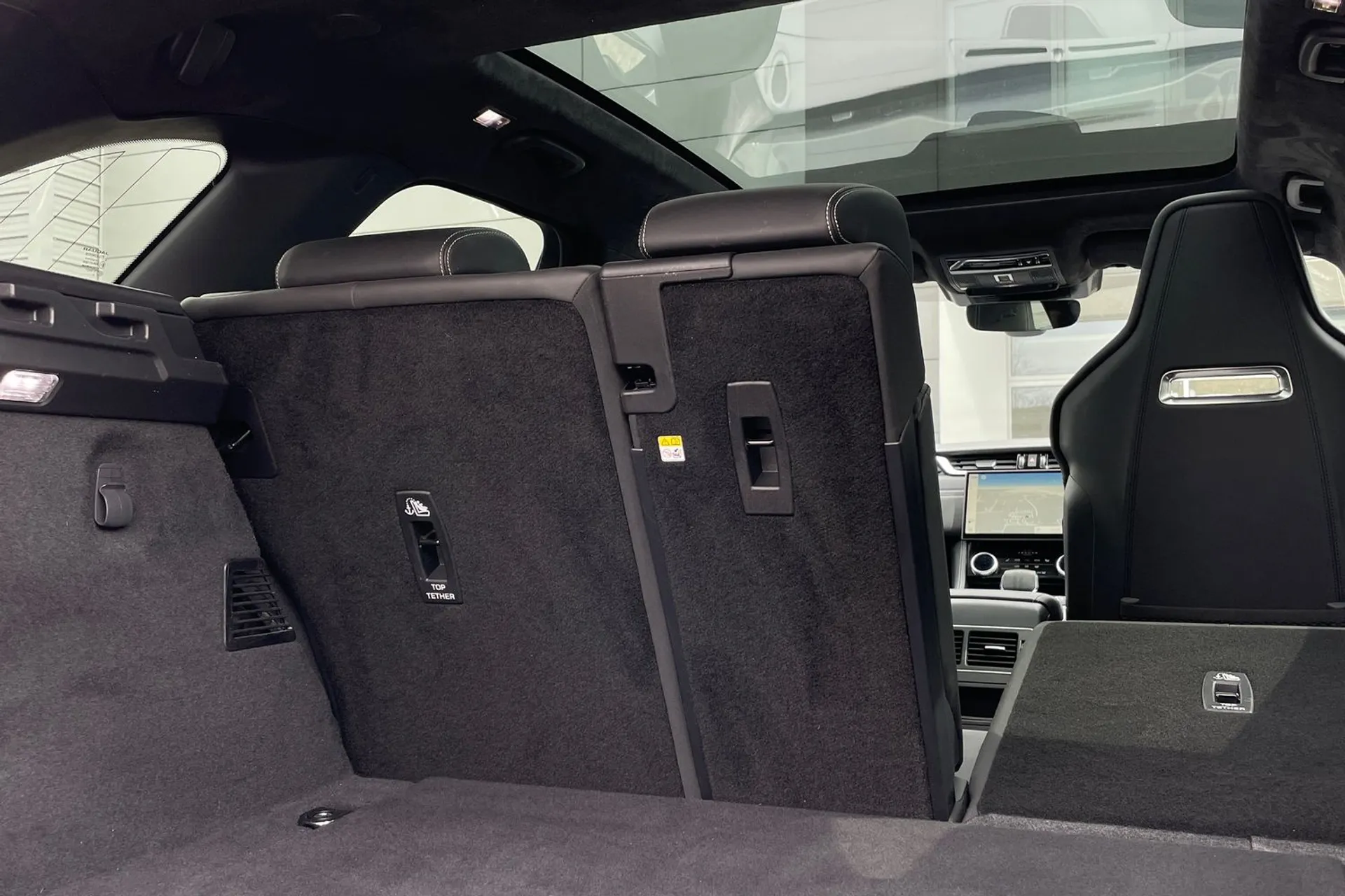 Jaguar F-PACE thumbnail image number 28