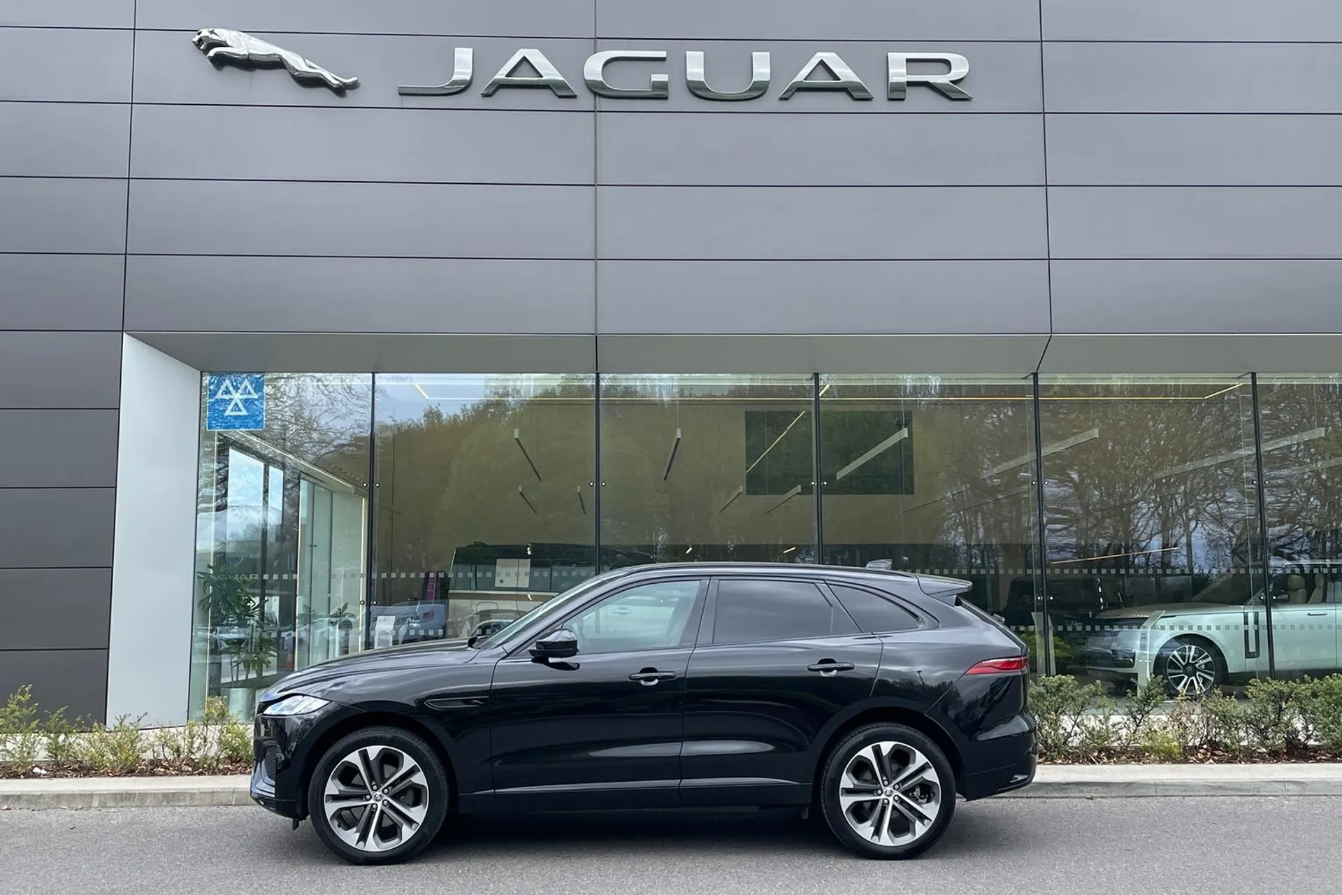 Jaguar F-PACE thumbnail image number 11