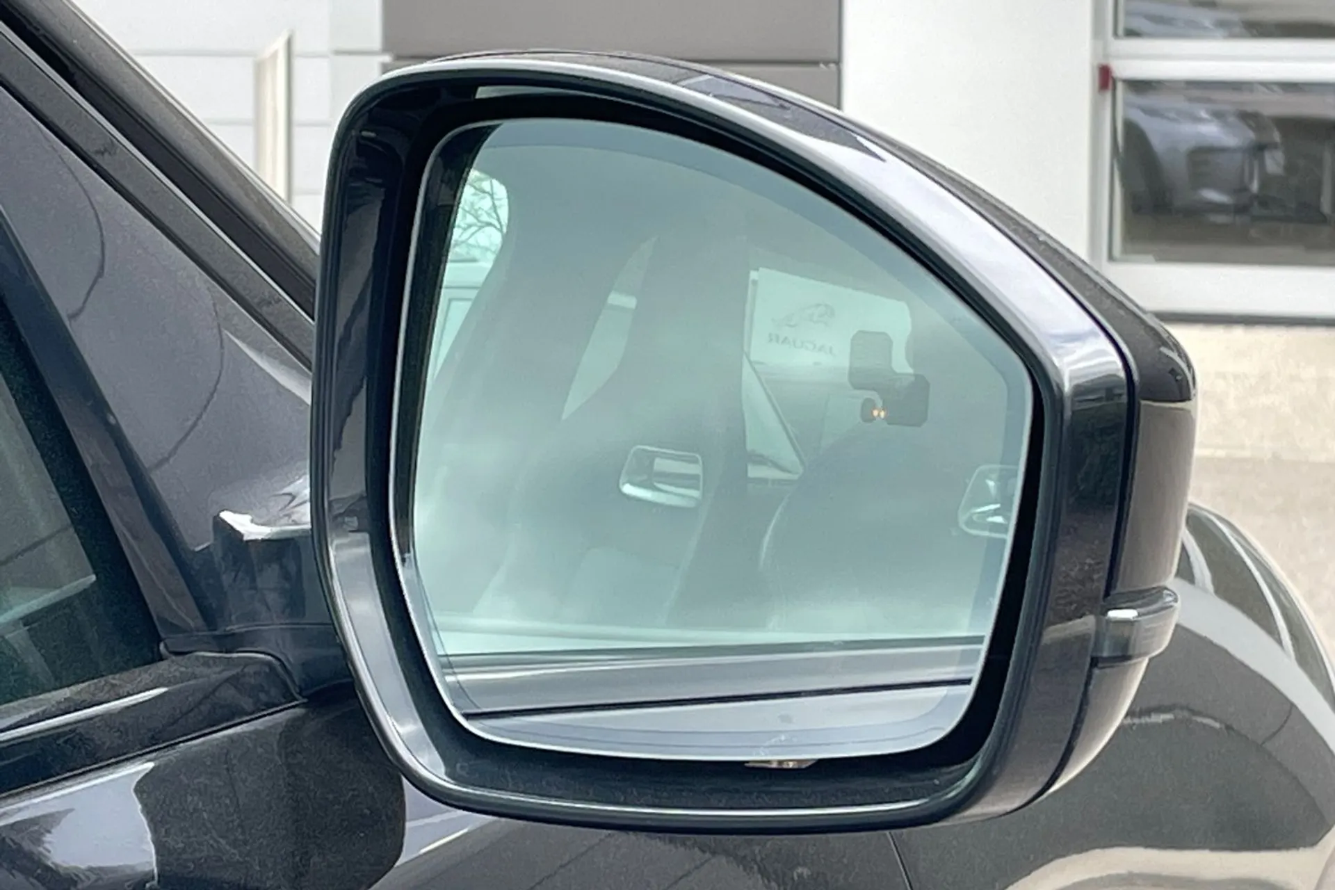 Jaguar F-PACE thumbnail image number 24