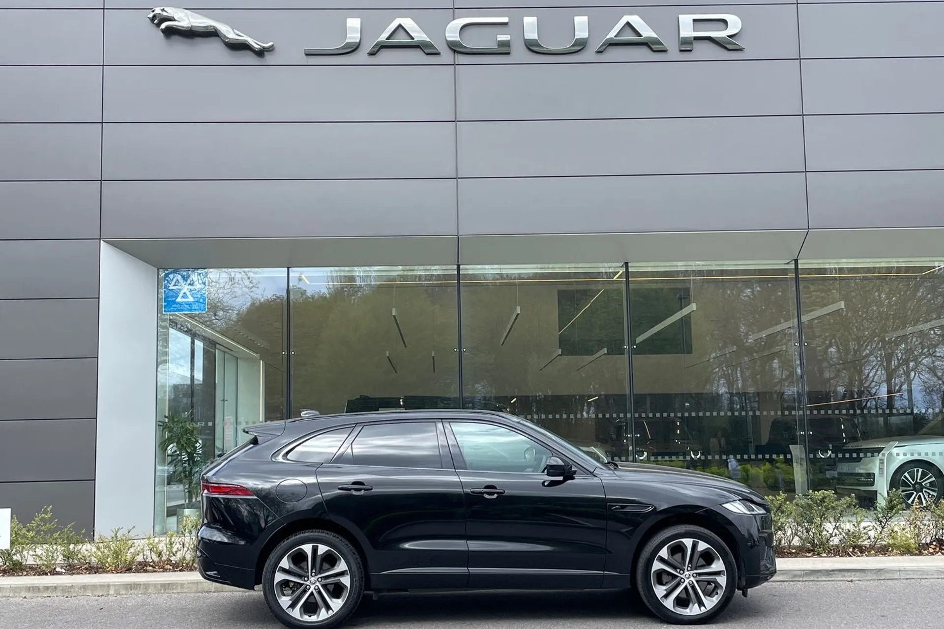 Jaguar F-PACE thumbnail image number 2
