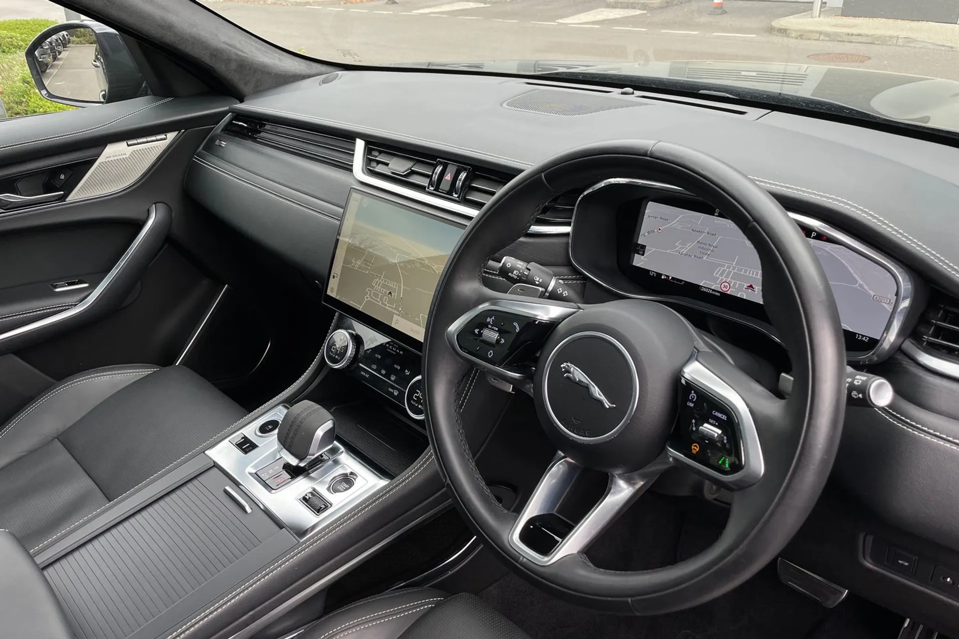 Jaguar F-PACE thumbnail image number 34