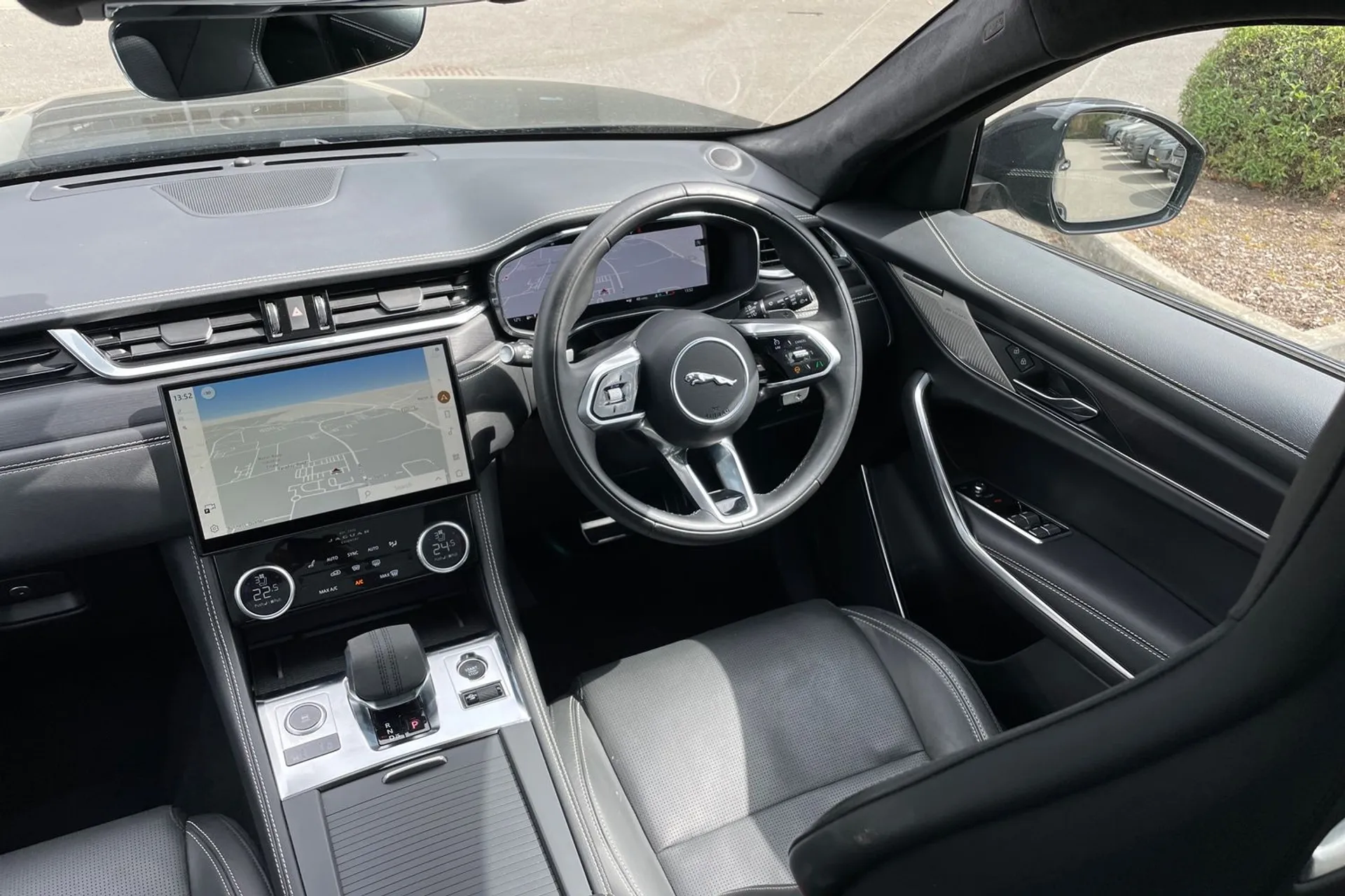Jaguar F-PACE thumbnail image number 18