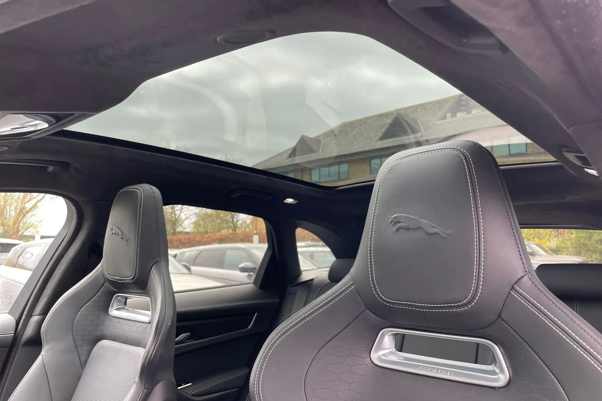 Jaguar F-PACE thumbnail image number 4