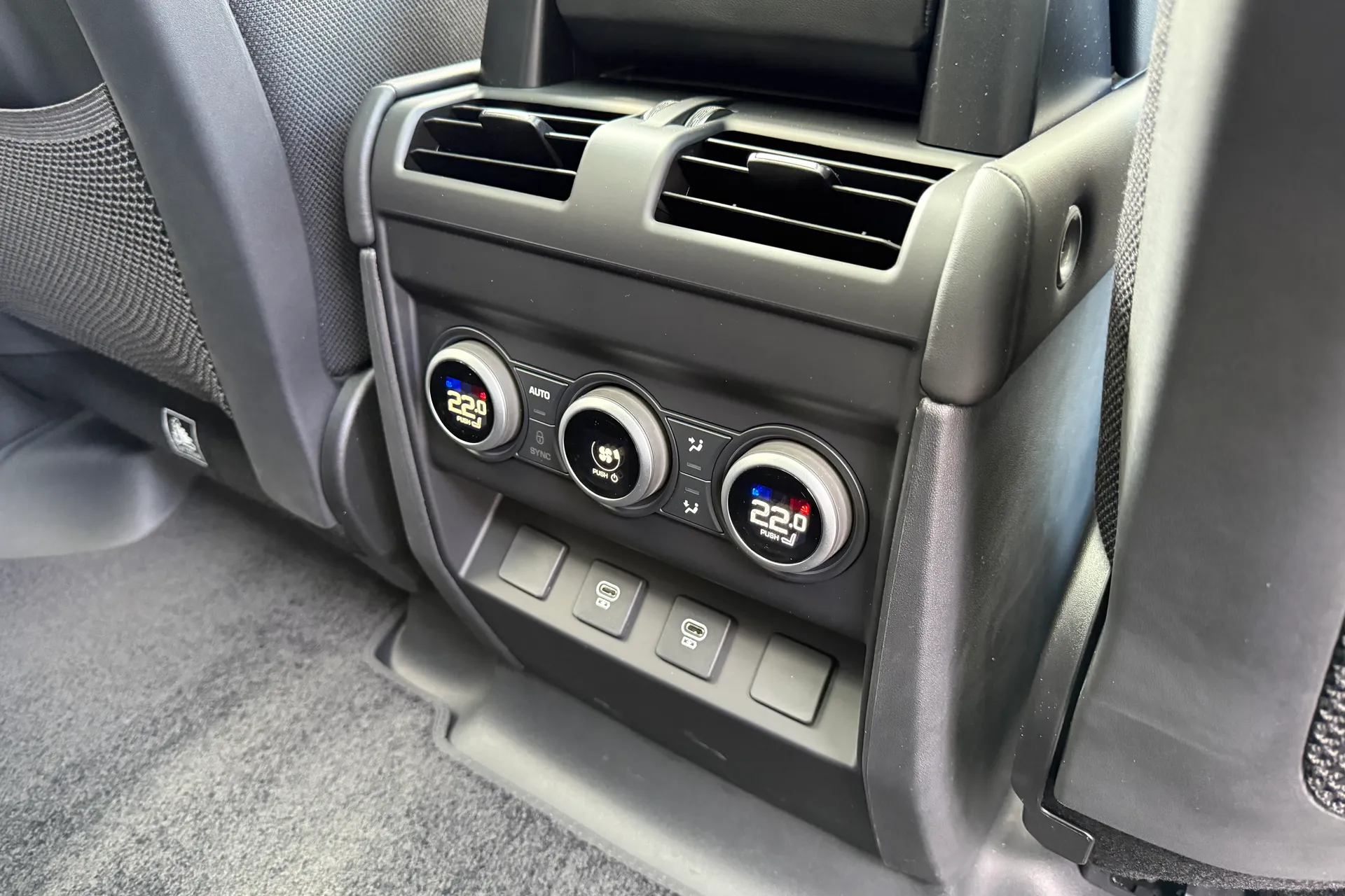 LAND ROVER Defender 130 thumbnail image number 39