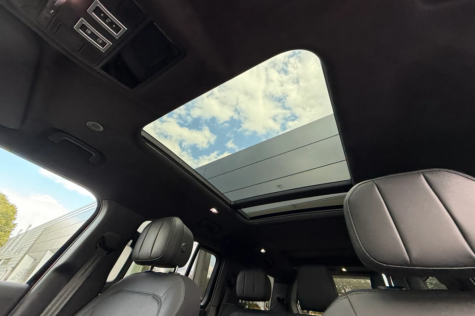 LAND ROVER Defender 130 thumbnail image number 5