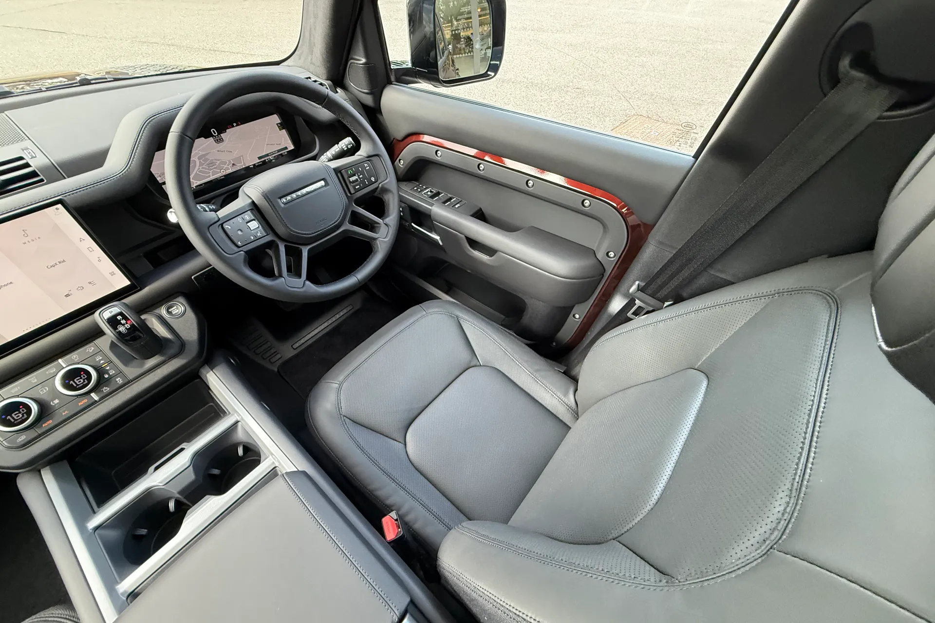 LAND ROVER Defender 130 thumbnail image number 14