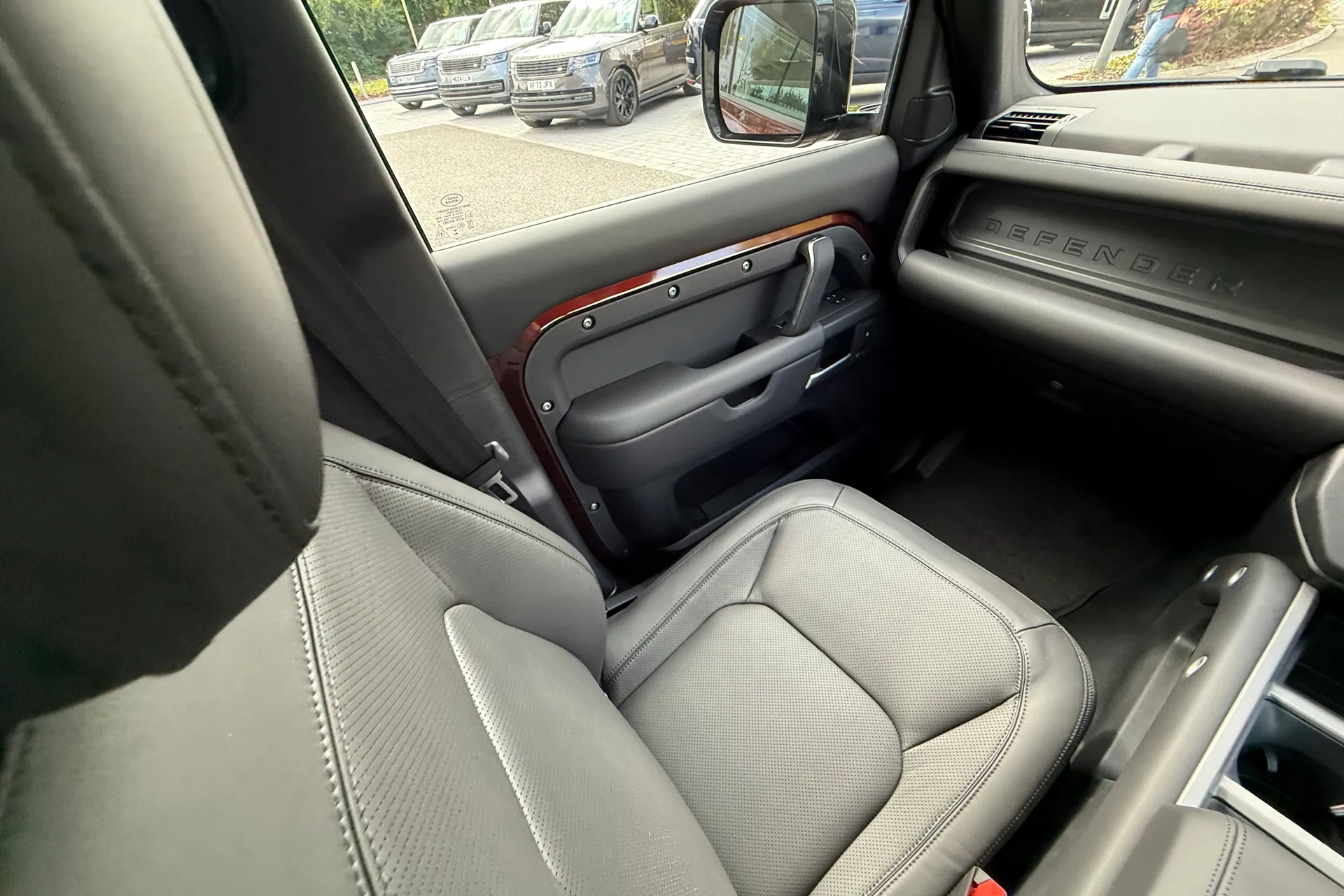 LAND ROVER Defender 130 thumbnail image number 13