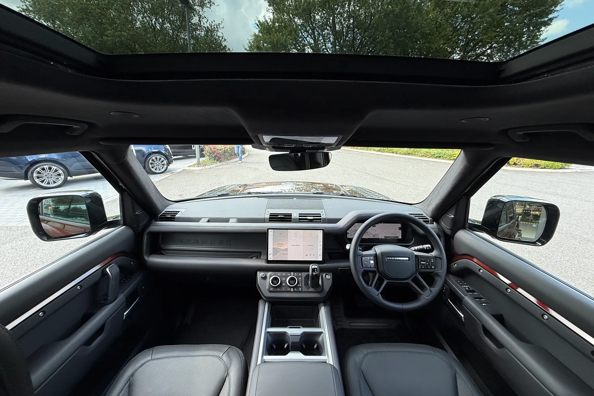 LAND ROVER Defender 130 thumbnail image number 3