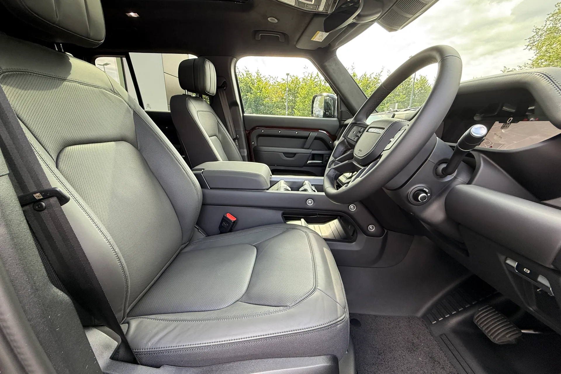 LAND ROVER Defender 130 thumbnail image number 9