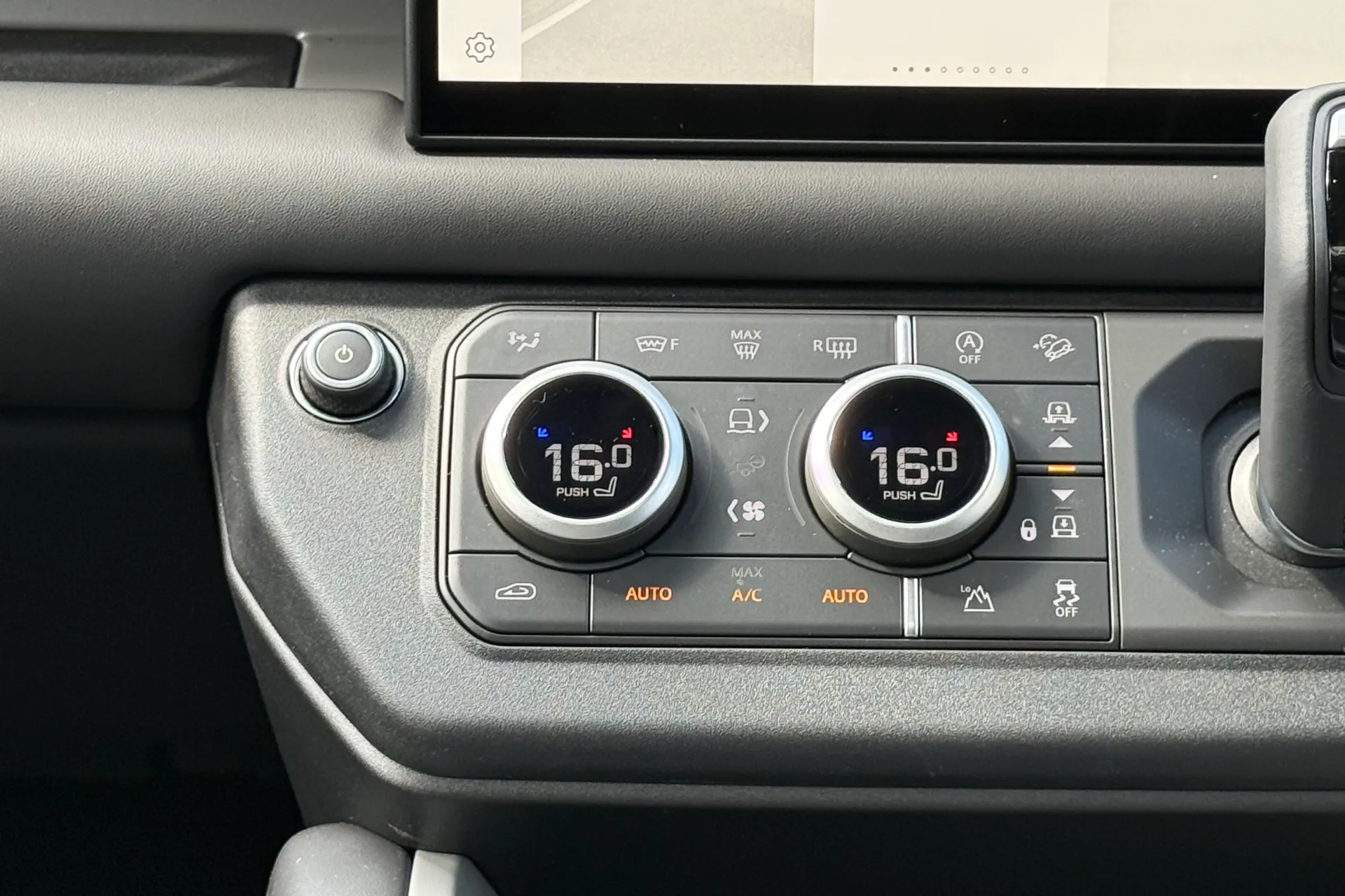 LAND ROVER Defender 130 thumbnail image number 16