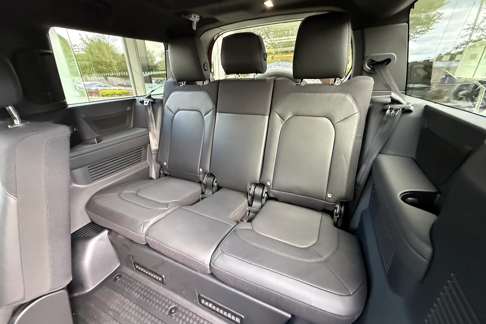 LAND ROVER Defender 130 thumbnail image number 36