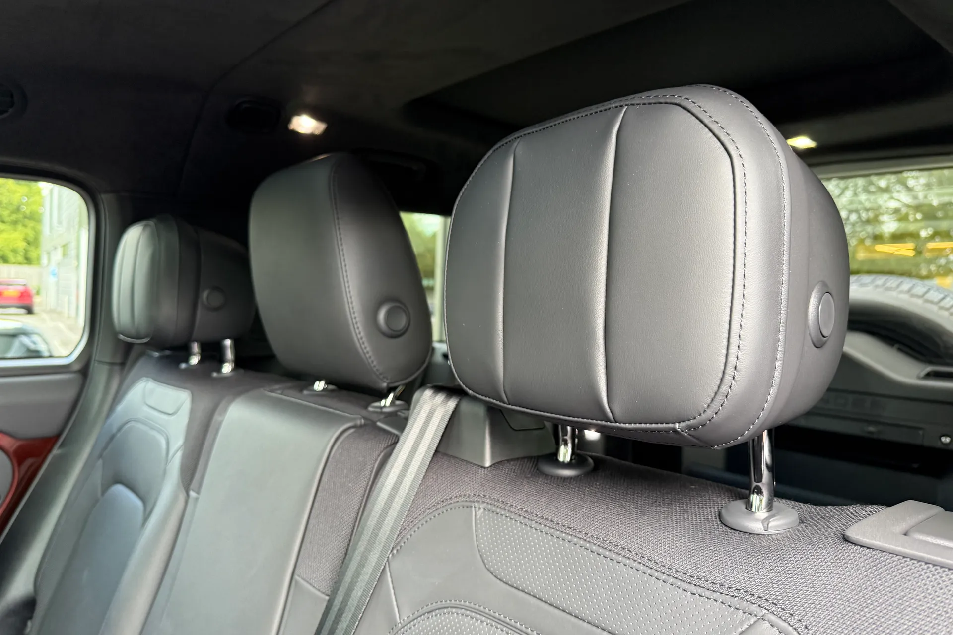 LAND ROVER Defender 130 thumbnail image number 53