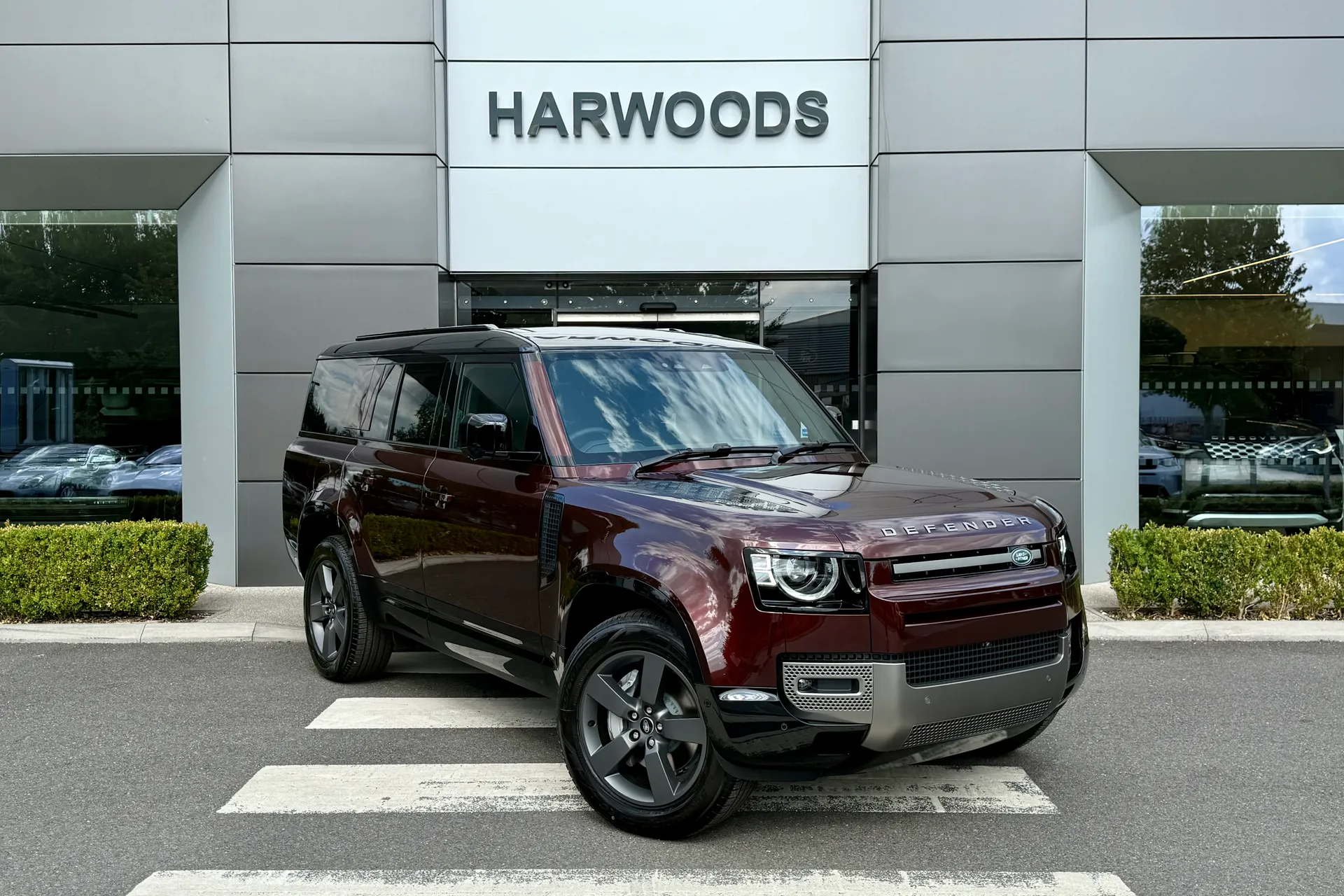 LAND ROVER Defender 130 focused image