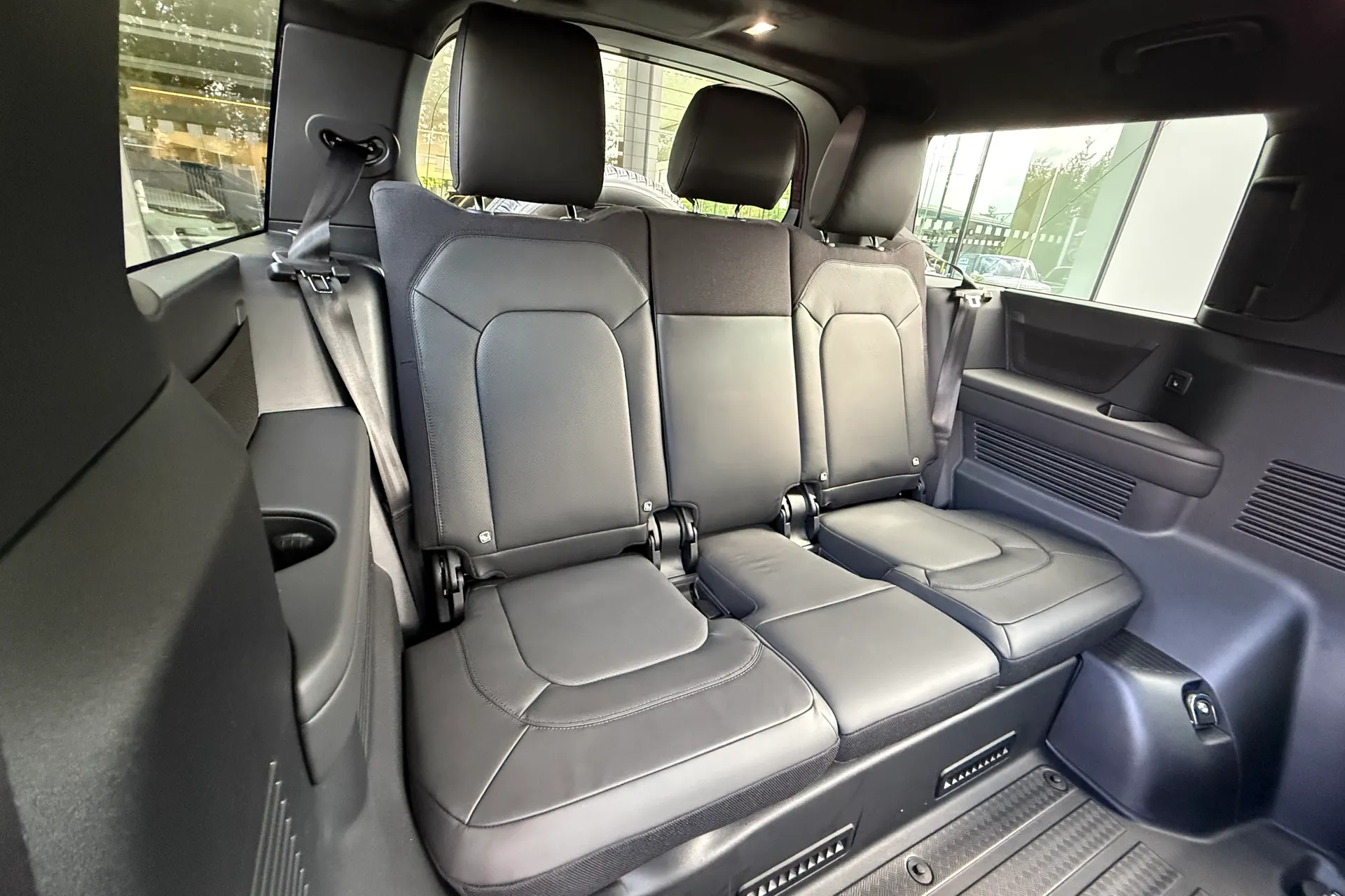 LAND ROVER Defender 130 thumbnail image number 35