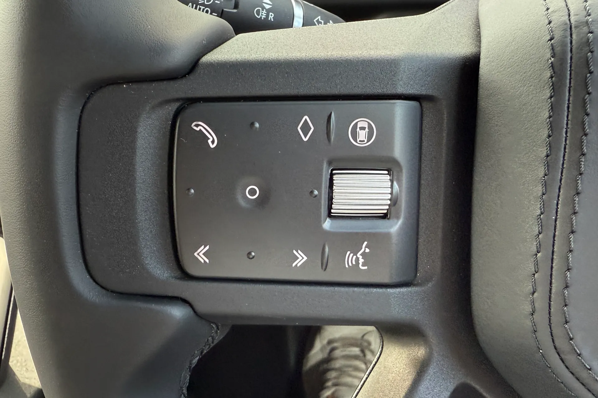 LAND ROVER Defender 130 thumbnail image number 26