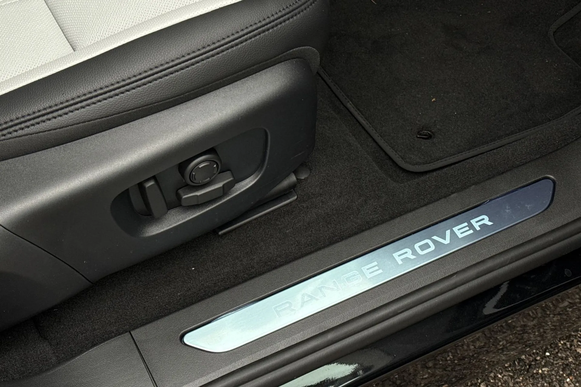 LAND ROVER RANGE ROVER EVOQUE thumbnail image number 40
