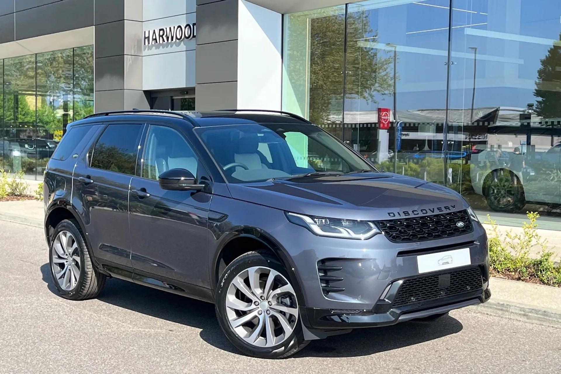 LAND ROVER DISCOVERY SPORT focused image