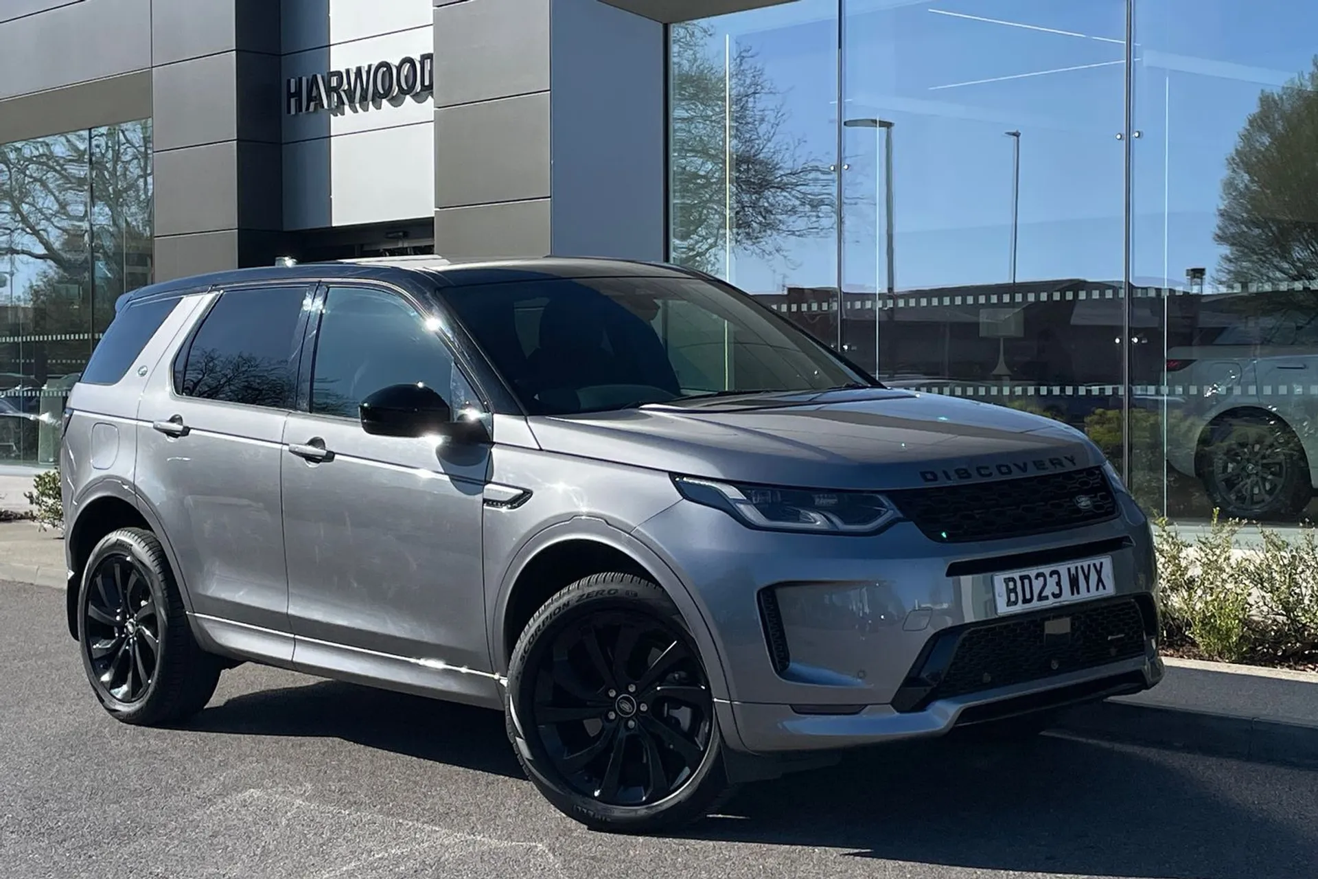 LAND ROVER DISCOVERY SPORT focused image