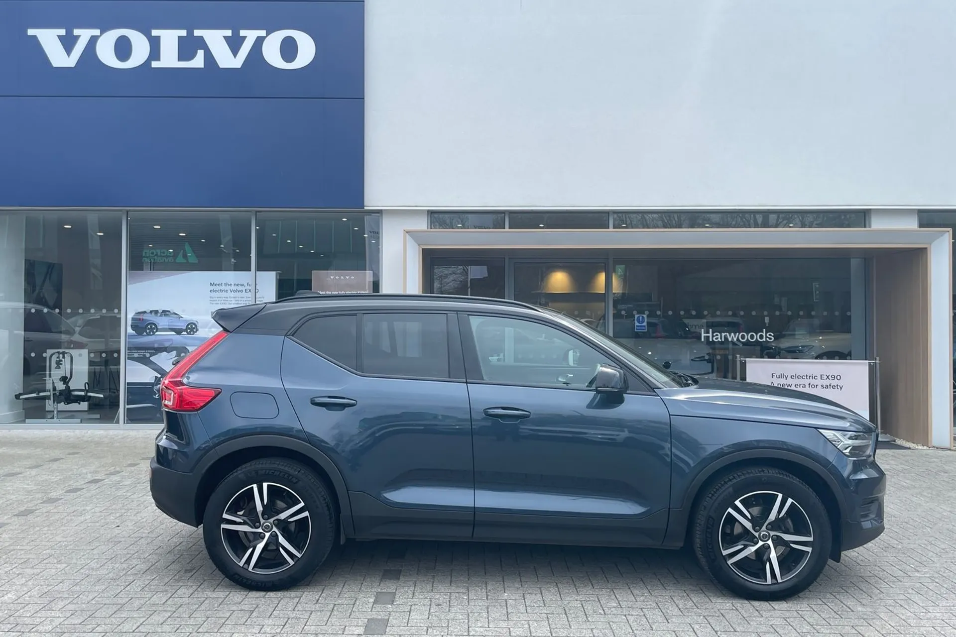 Volvo XC40 thumbnail image number 2