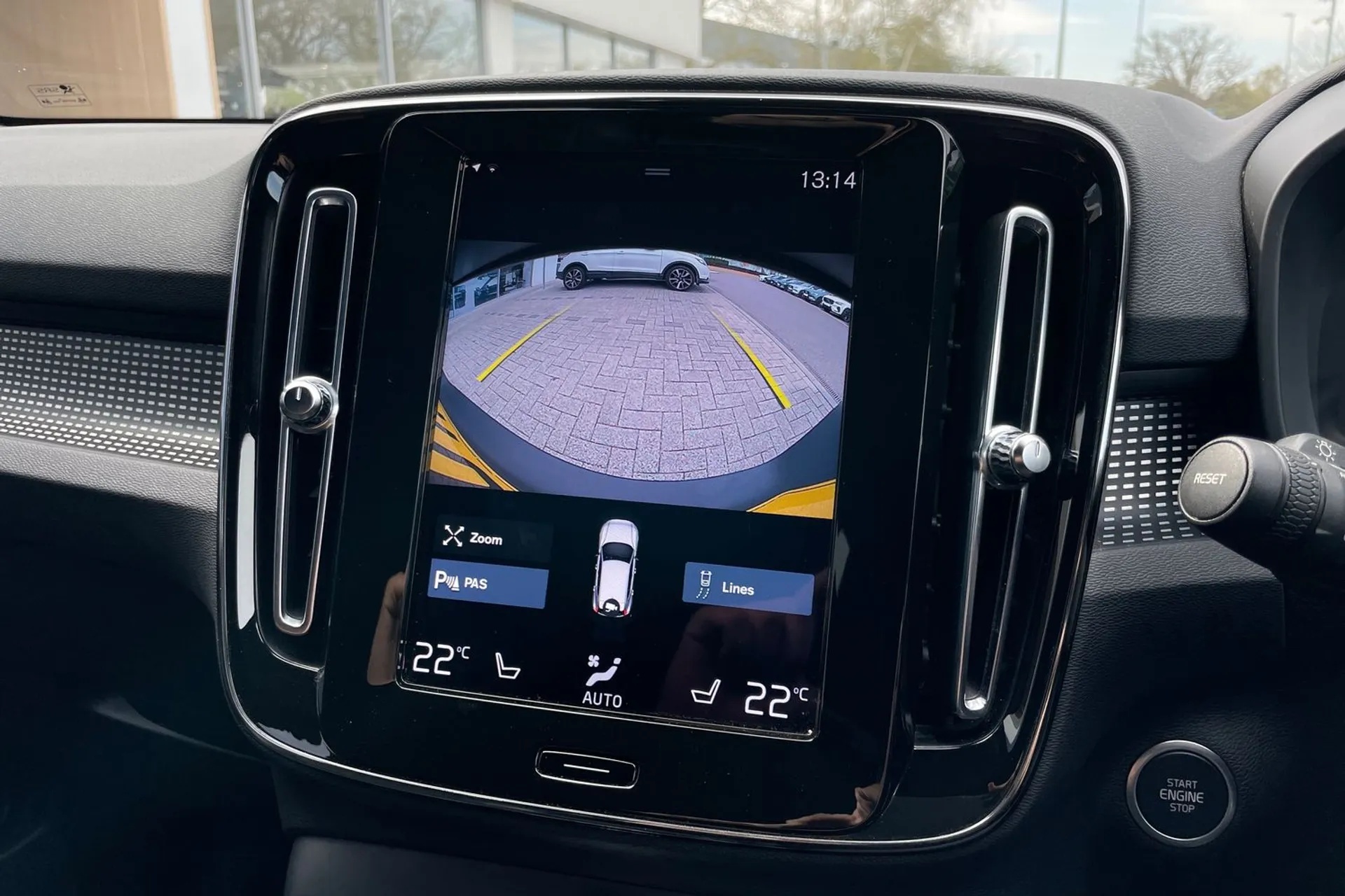 Volvo XC40 thumbnail image number 4