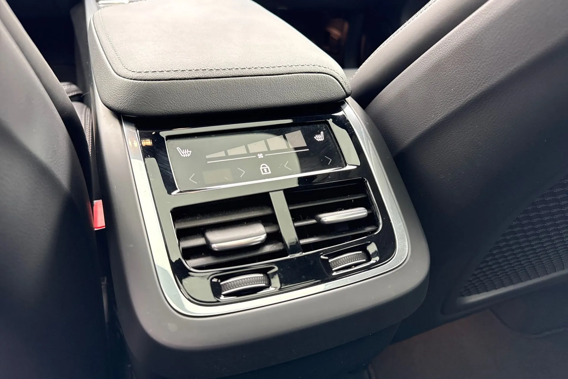 Volvo XC60 thumbnail image number 32