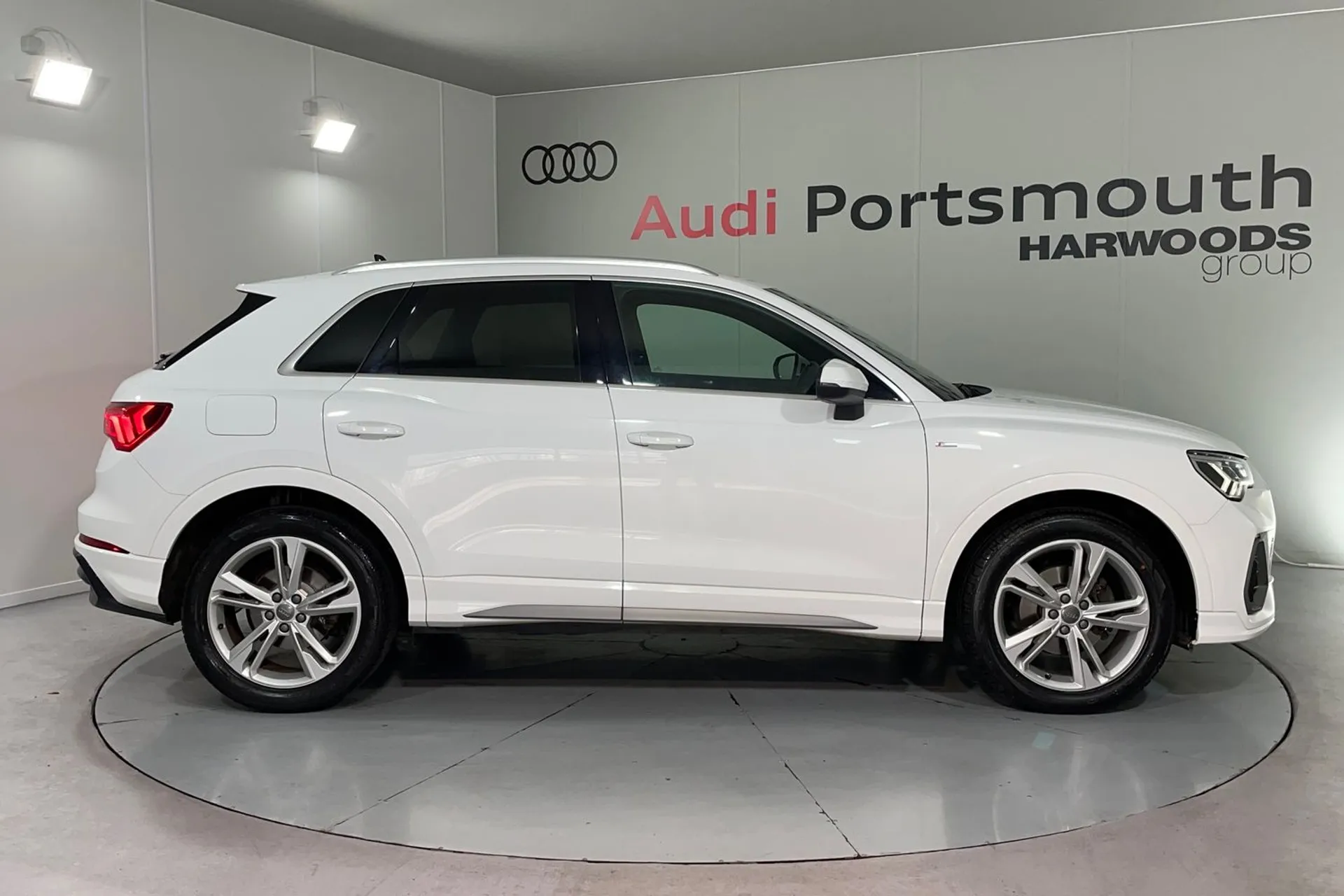 Audi Q3 thumbnail image number 2