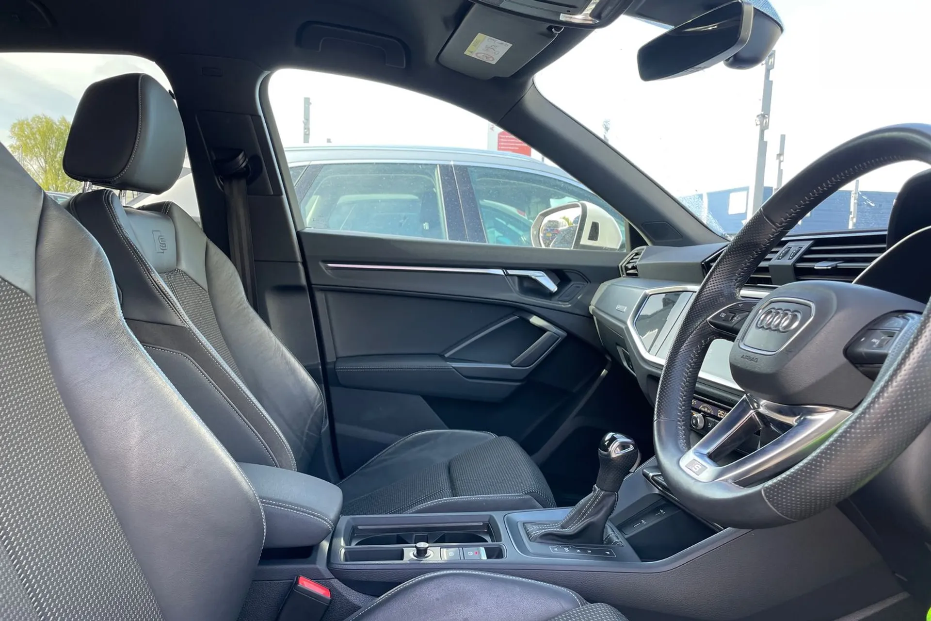 Audi Q3 thumbnail image number 29