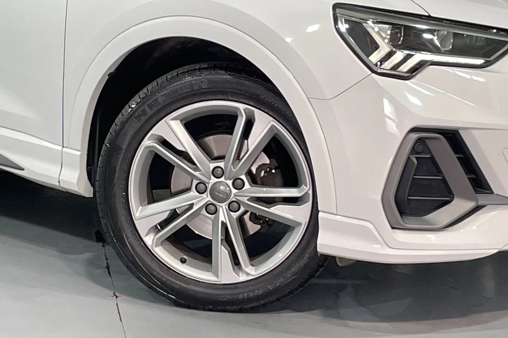 Audi Q3 thumbnail image number 10