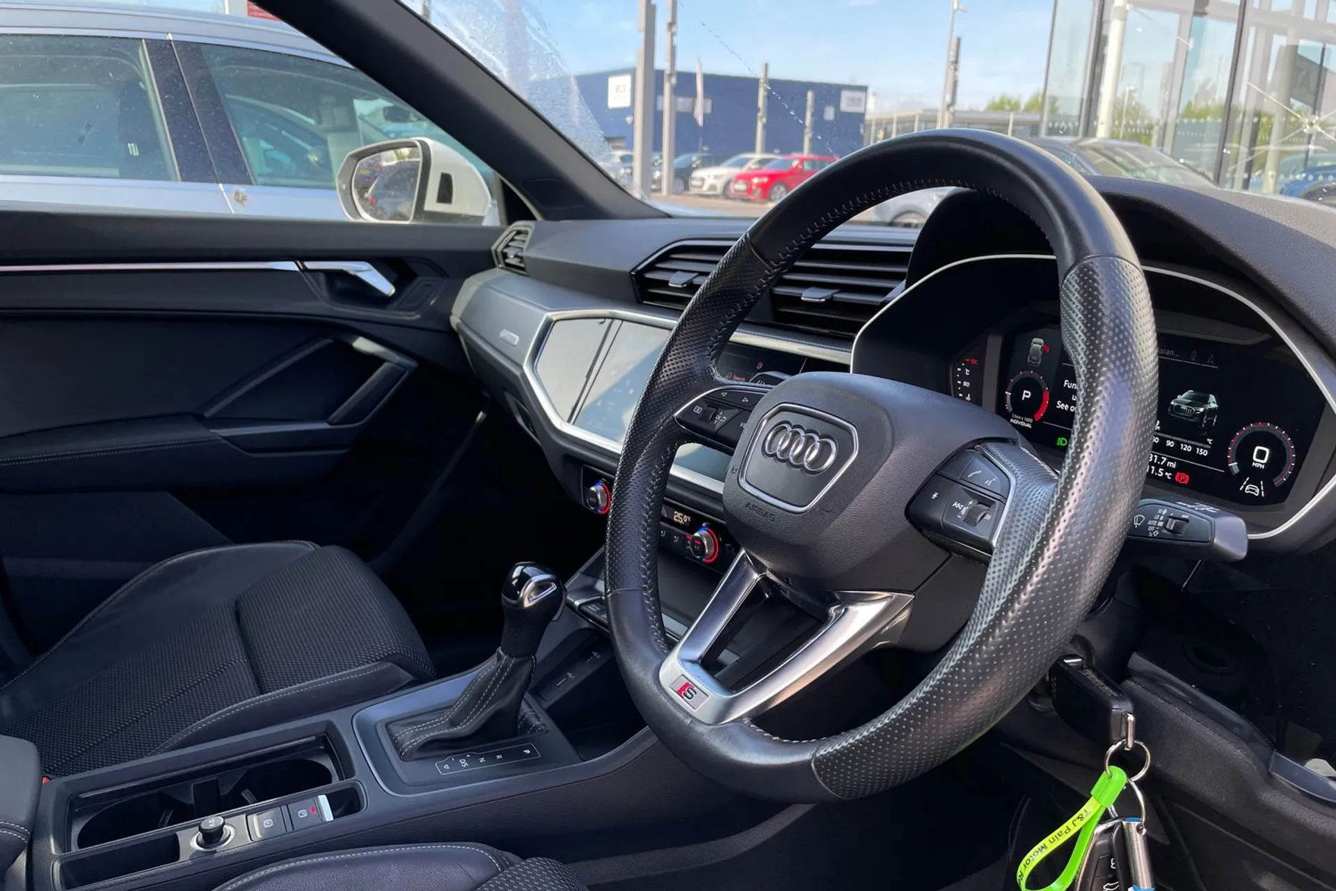 Audi Q3 thumbnail image number 30
