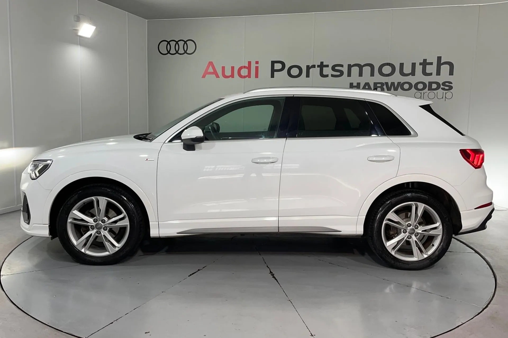 Audi Q3 thumbnail image number 12
