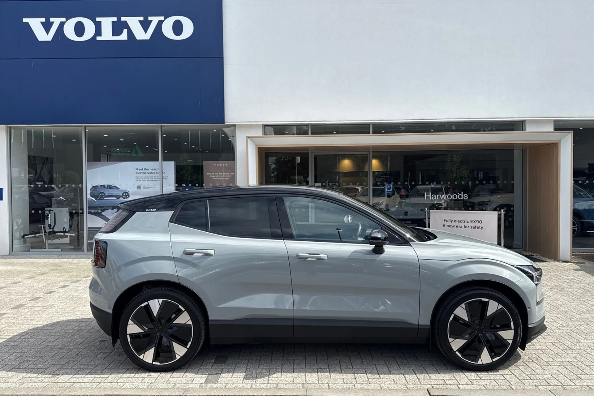 Volvo EX30 thumbnail image number 2