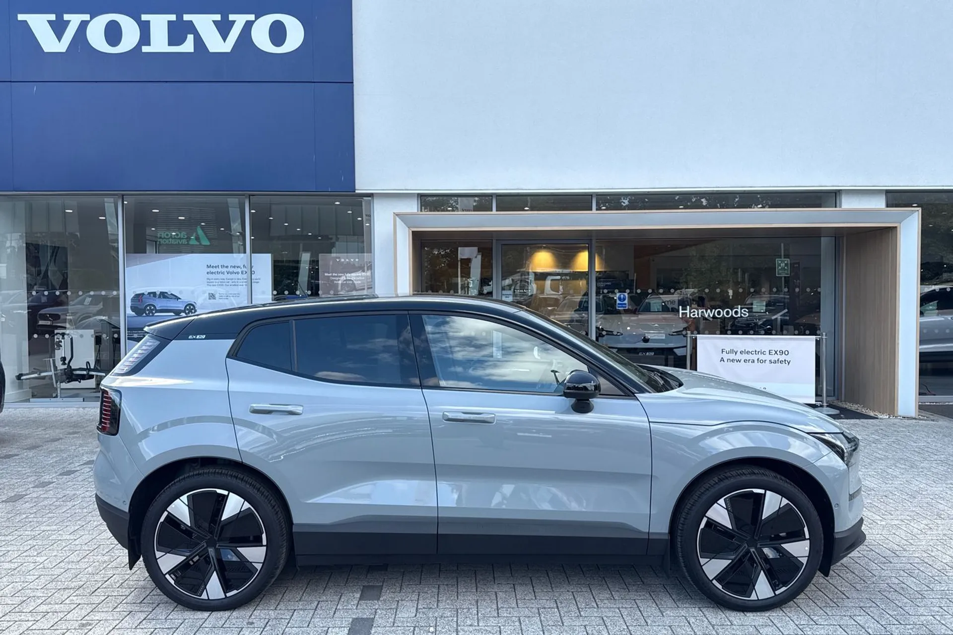 Volvo EX30 thumbnail image number 2