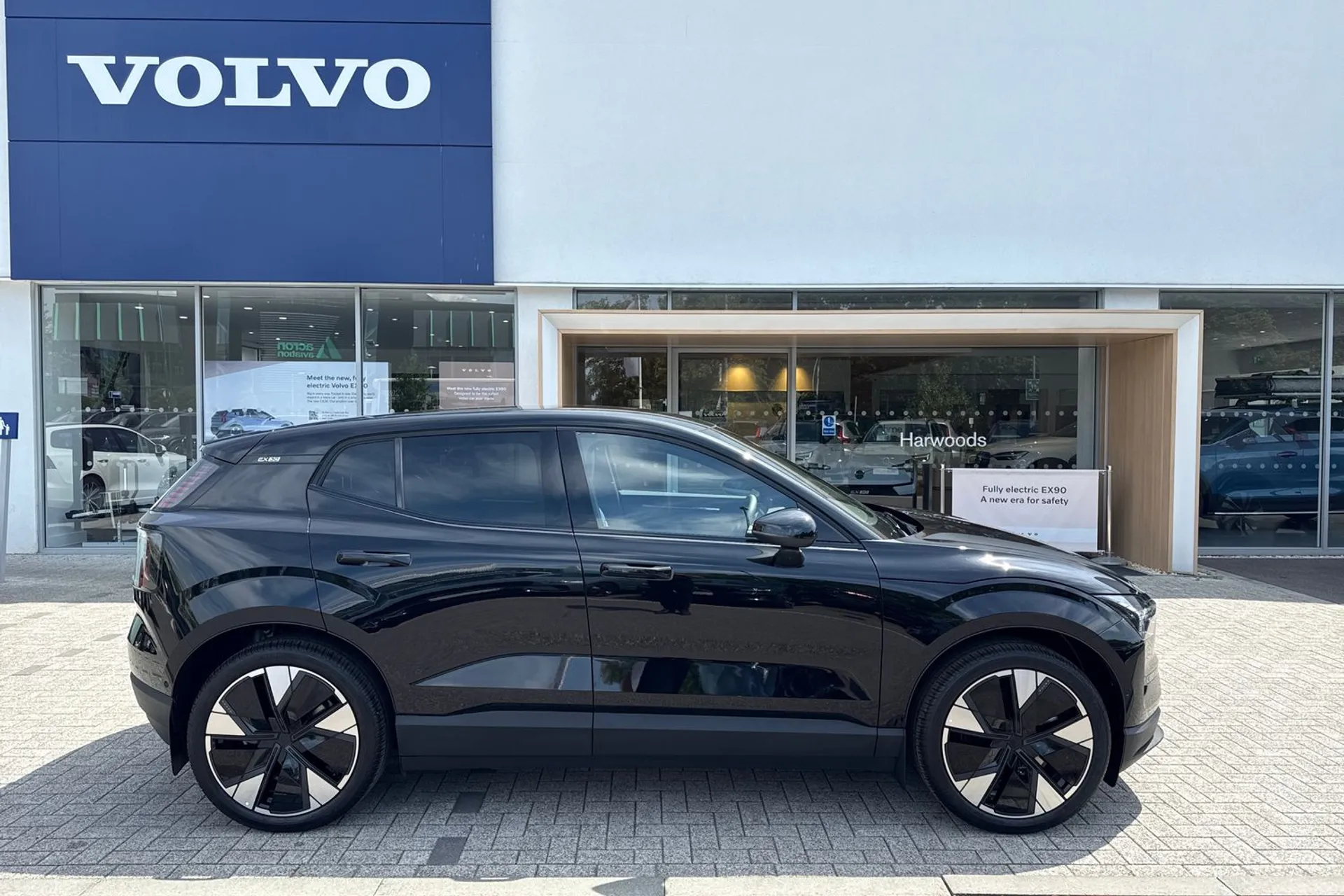 Volvo EX30 thumbnail image number 2