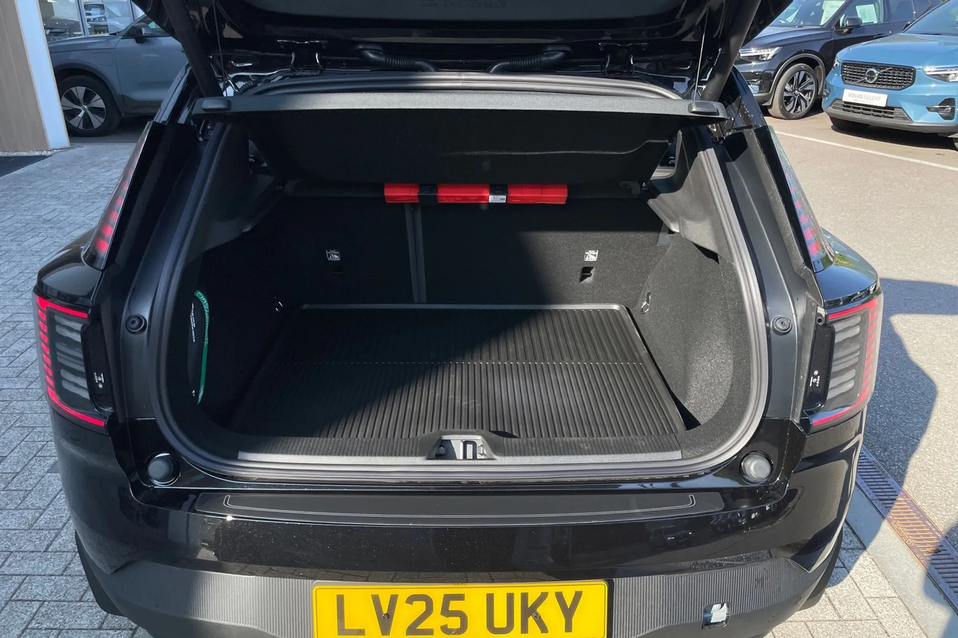 Volvo EX30 thumbnail image number 19