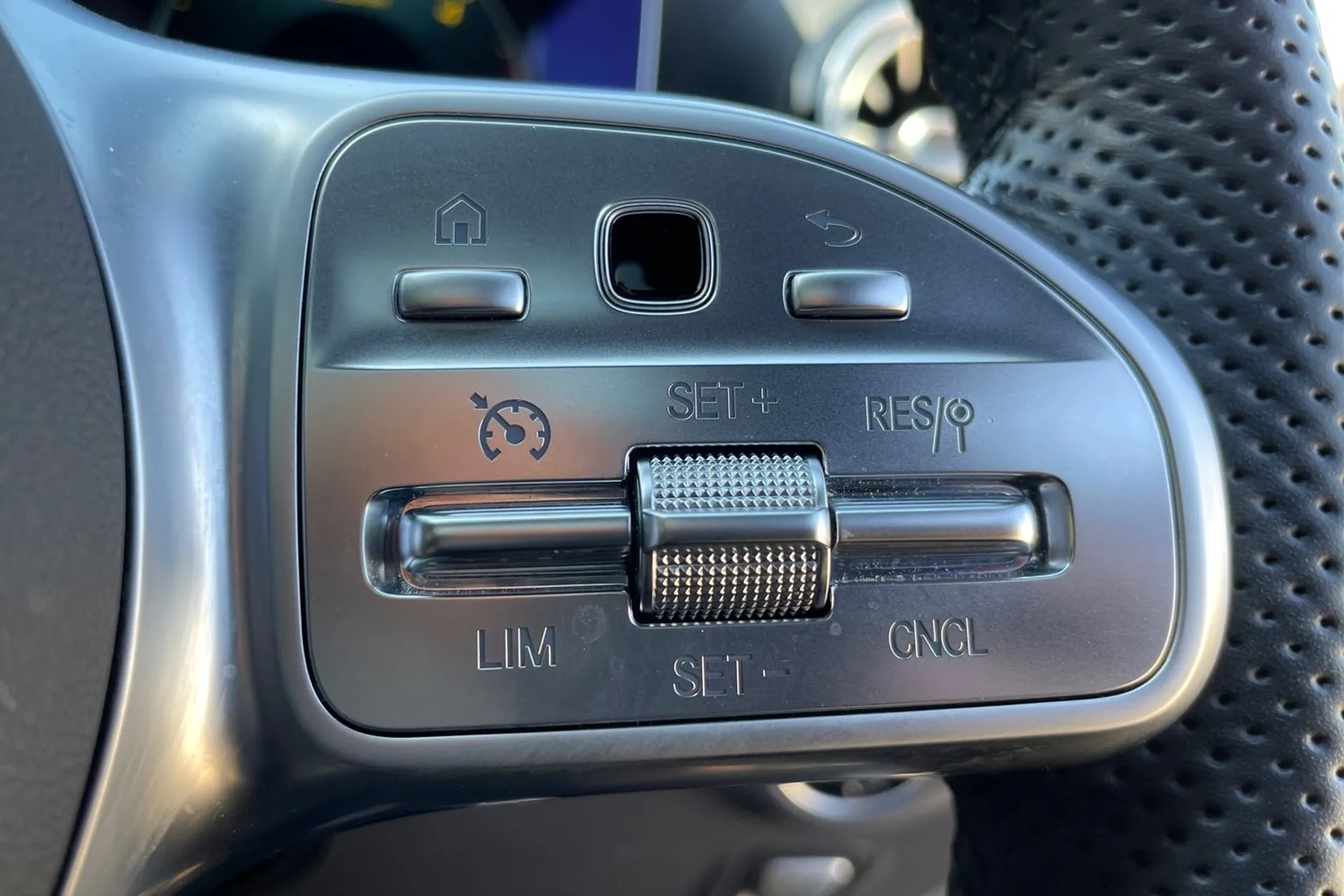 MERCEDES-BENZ CLS thumbnail image number 38