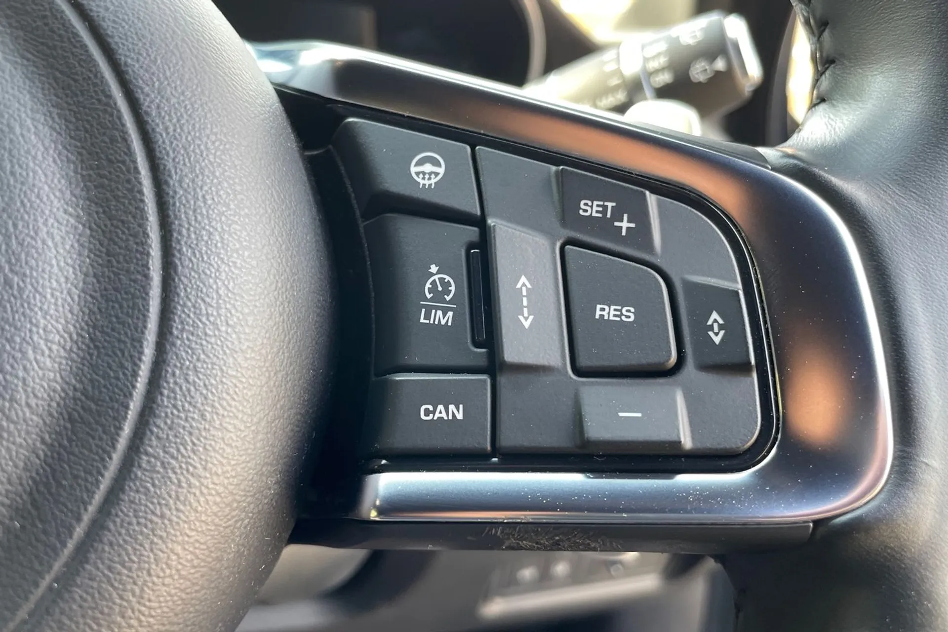 Jaguar E-PACE thumbnail image number 38