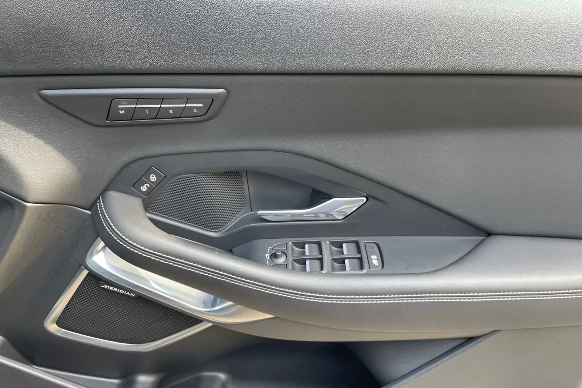 Jaguar E-PACE thumbnail image number 40