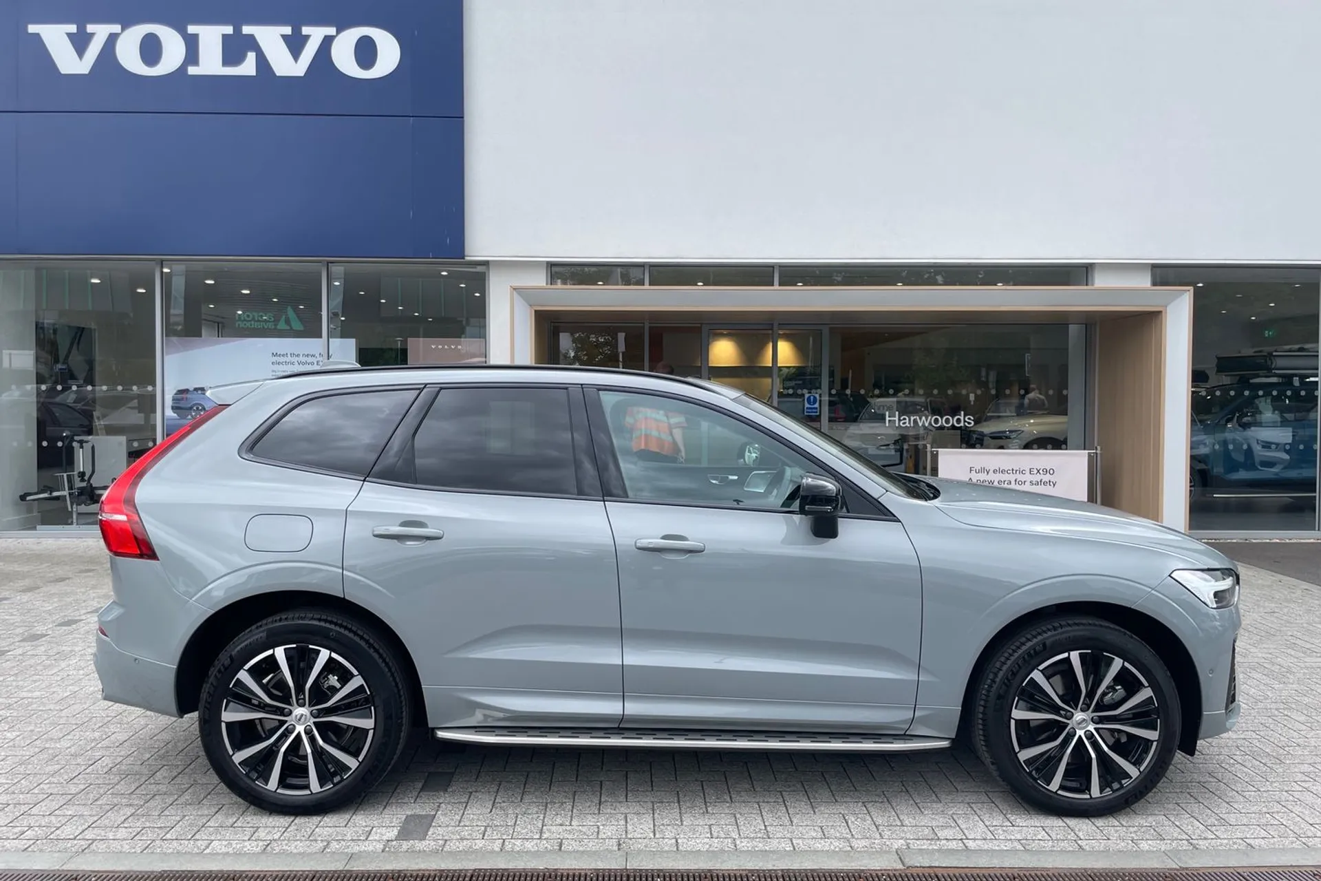 Volvo XC60 thumbnail image number 2