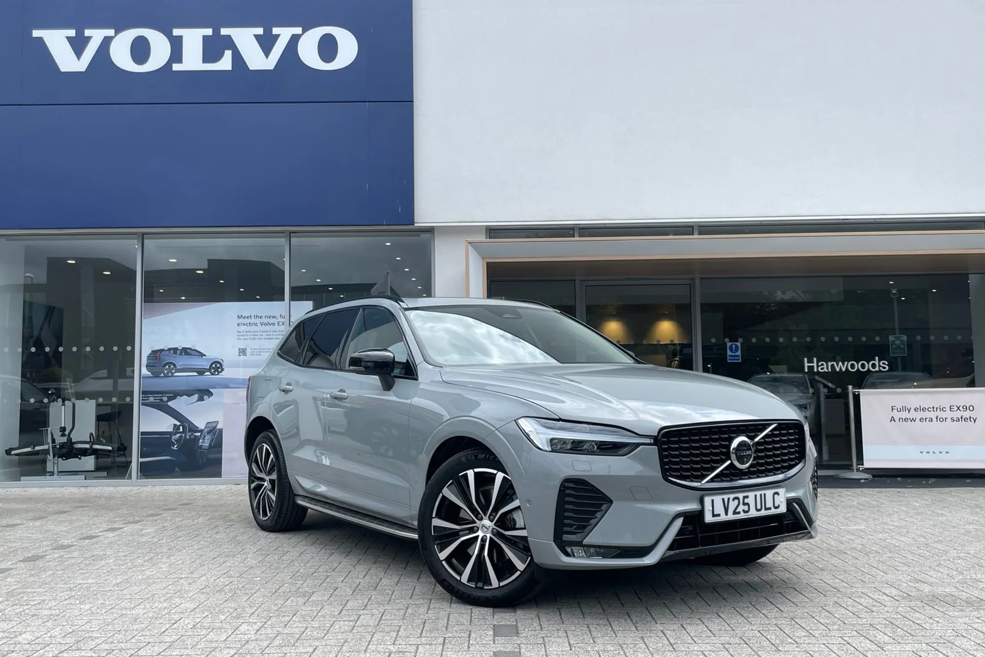 Volvo XC60 focused image