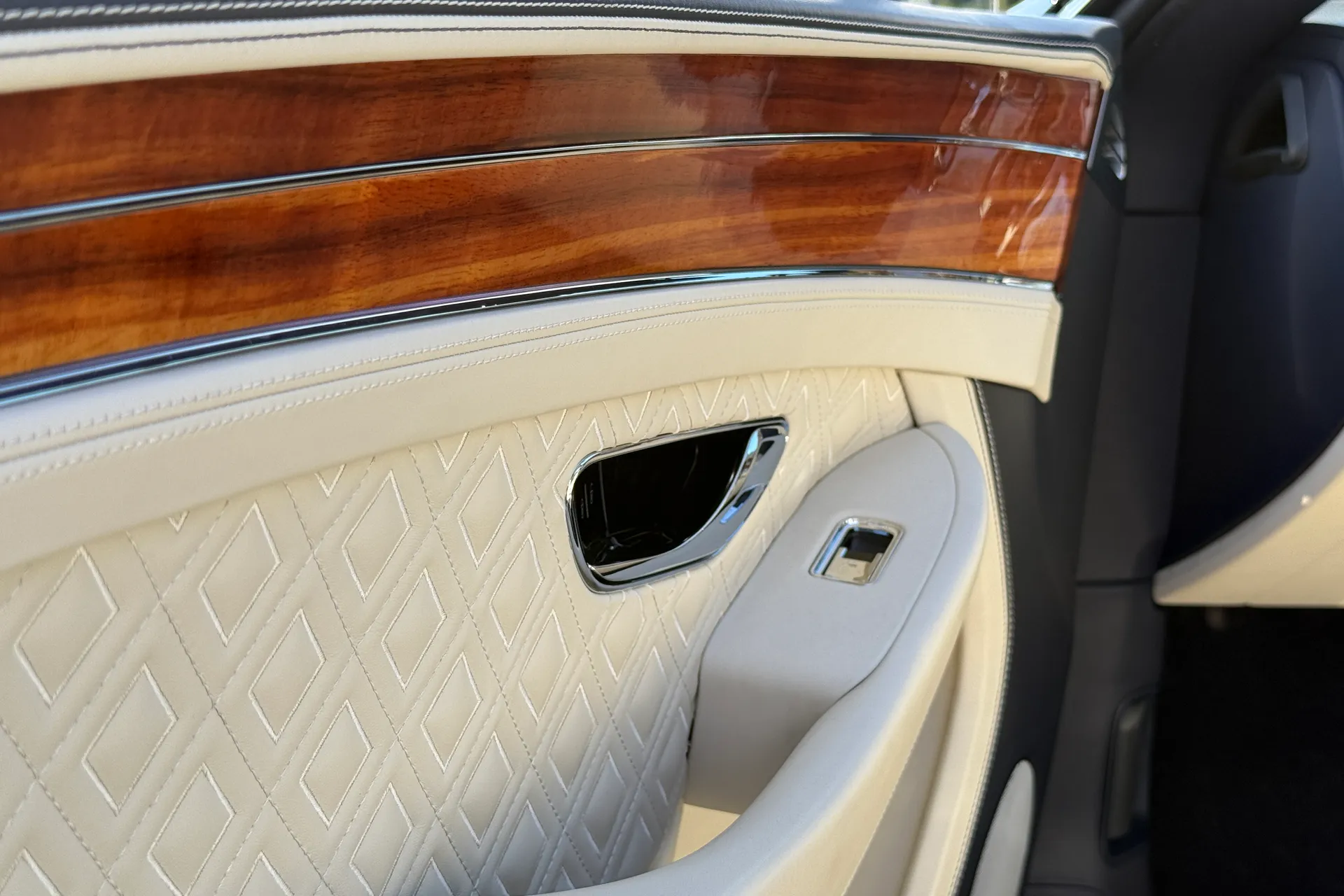Bentley CONTINENTAL GT thumbnail image number 33