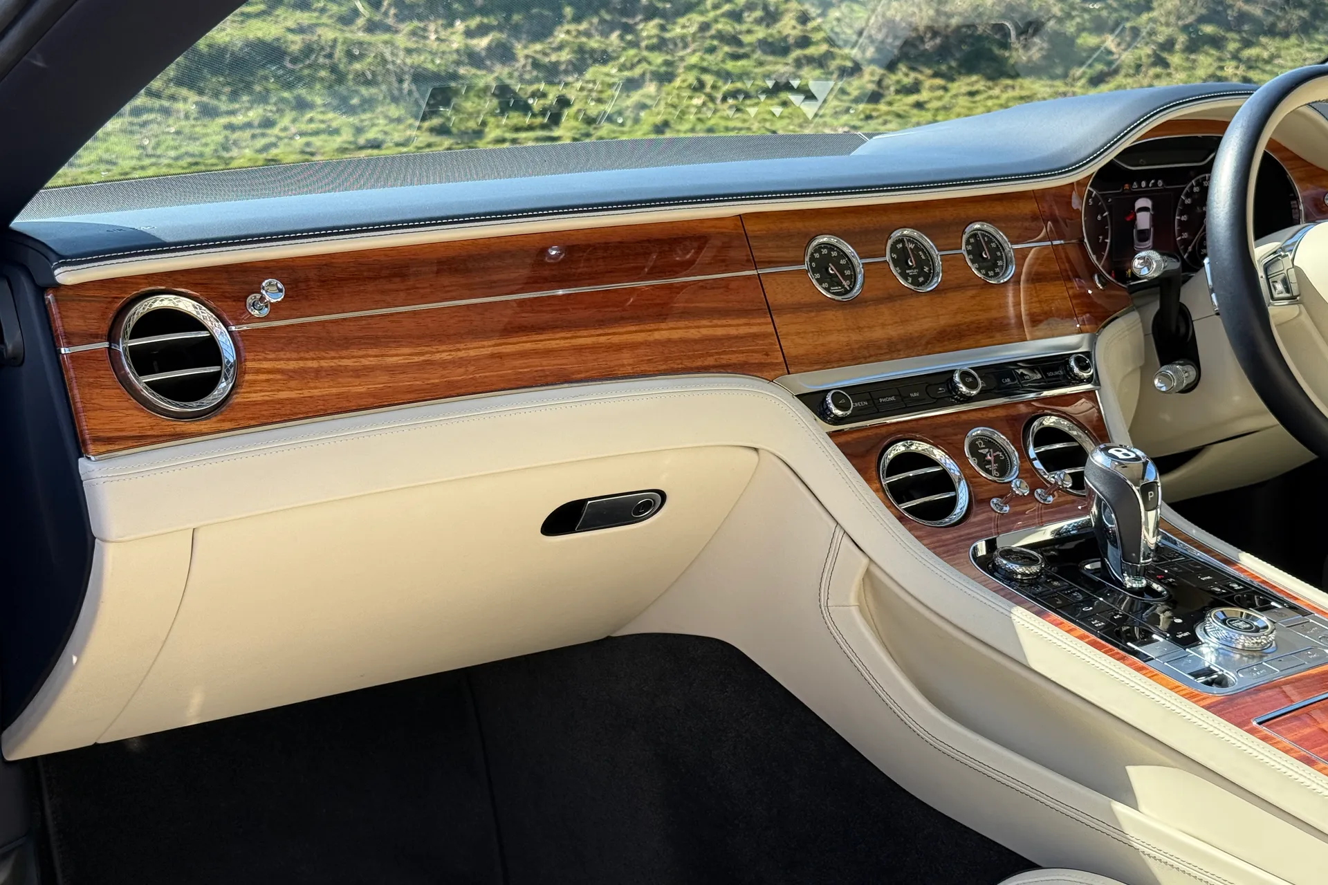 Bentley CONTINENTAL GT thumbnail image number 32