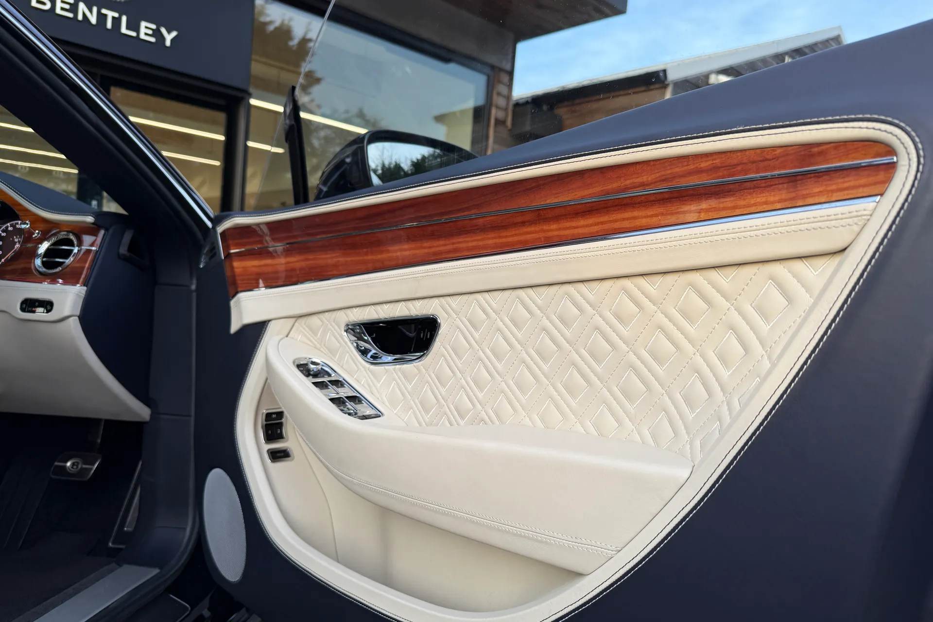 Bentley CONTINENTAL GT thumbnail image number 11