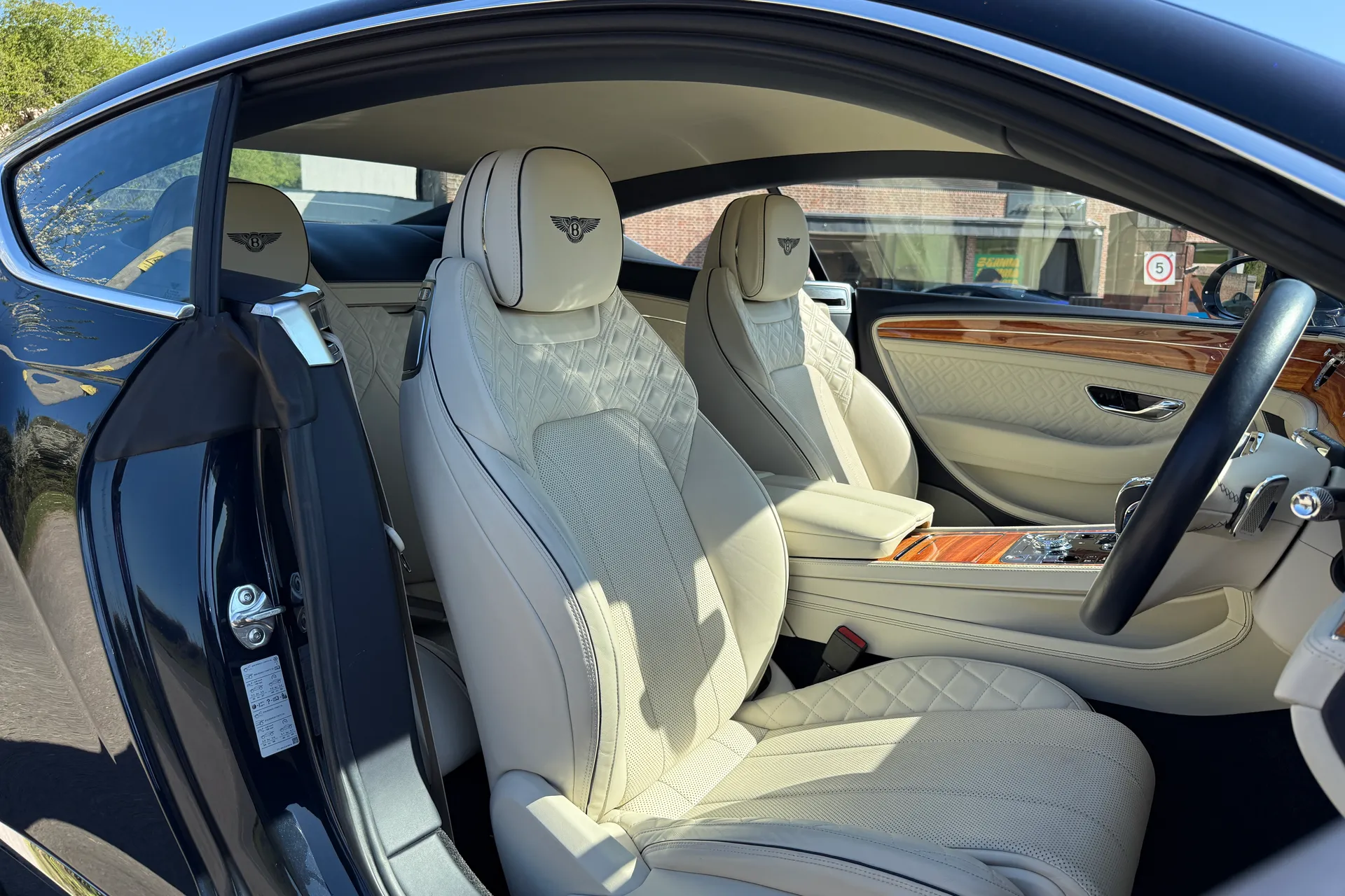 Bentley CONTINENTAL GT thumbnail image number 23